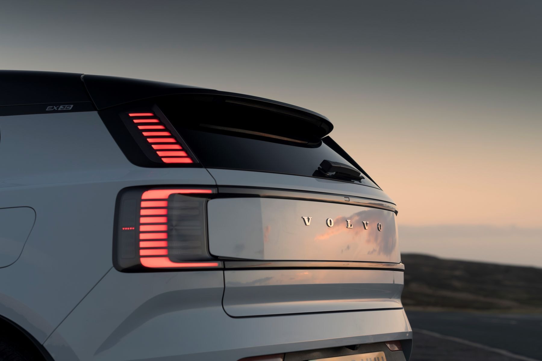 Primer plano del frontal del EX30, reflejando su robustez