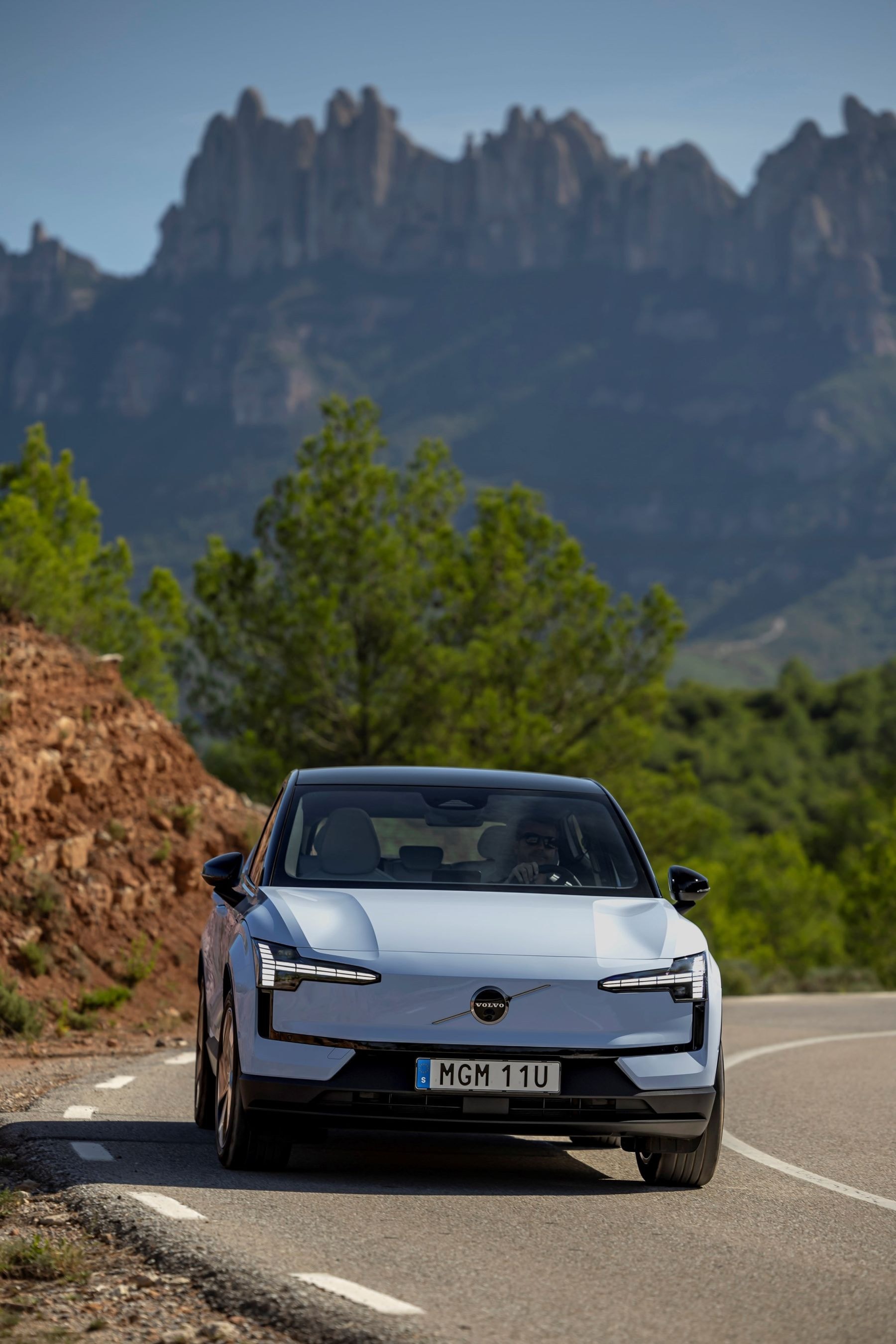 Vista del Volvo EX30 en la ciudad, combinando elegancia y tecnología.