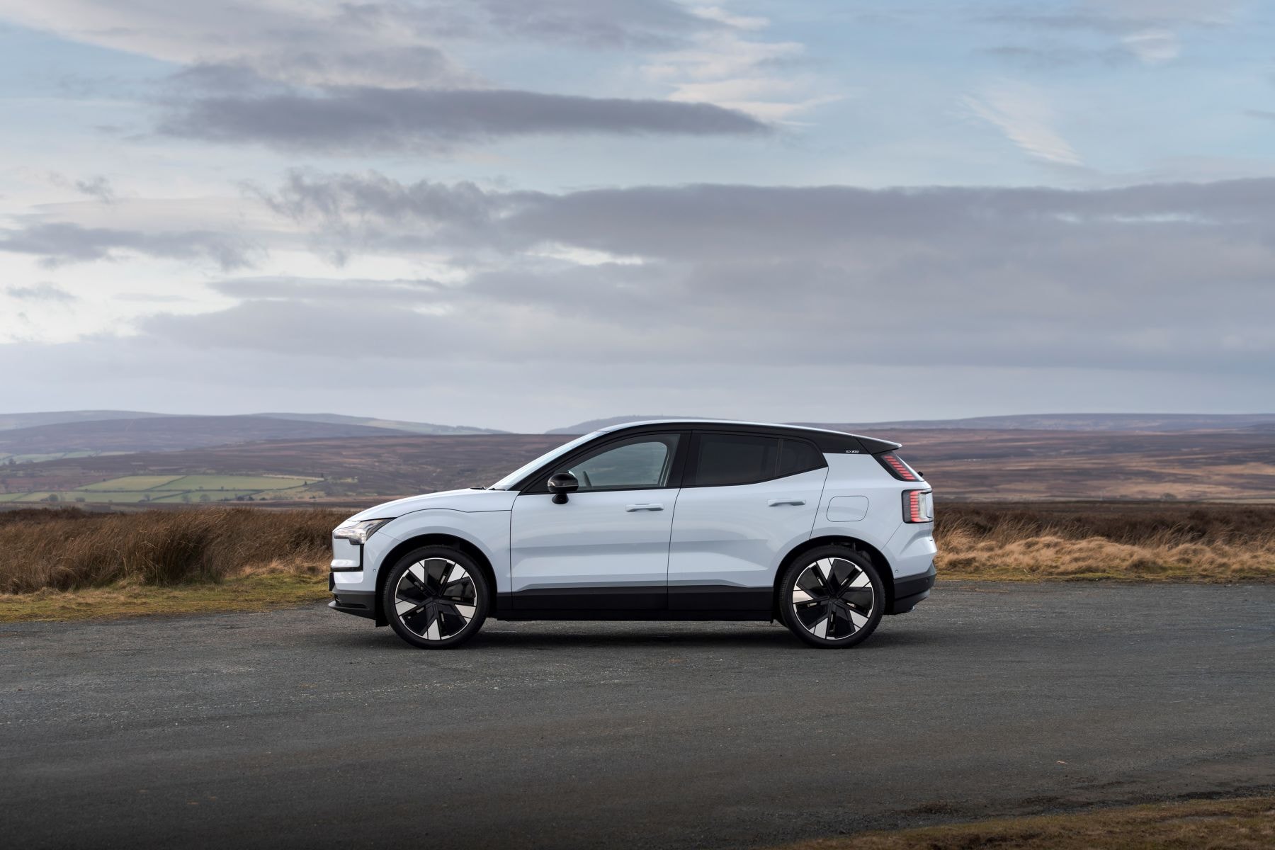 Frontal del EX30 en un entorno urbano, destacando su diseño