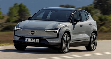 El EX30 luciendo potente en un entorno natural, con detalles de diseño excepcionales. El EX30 luciendo potente en un entorno natural, con detalles de diseño excepcionales.