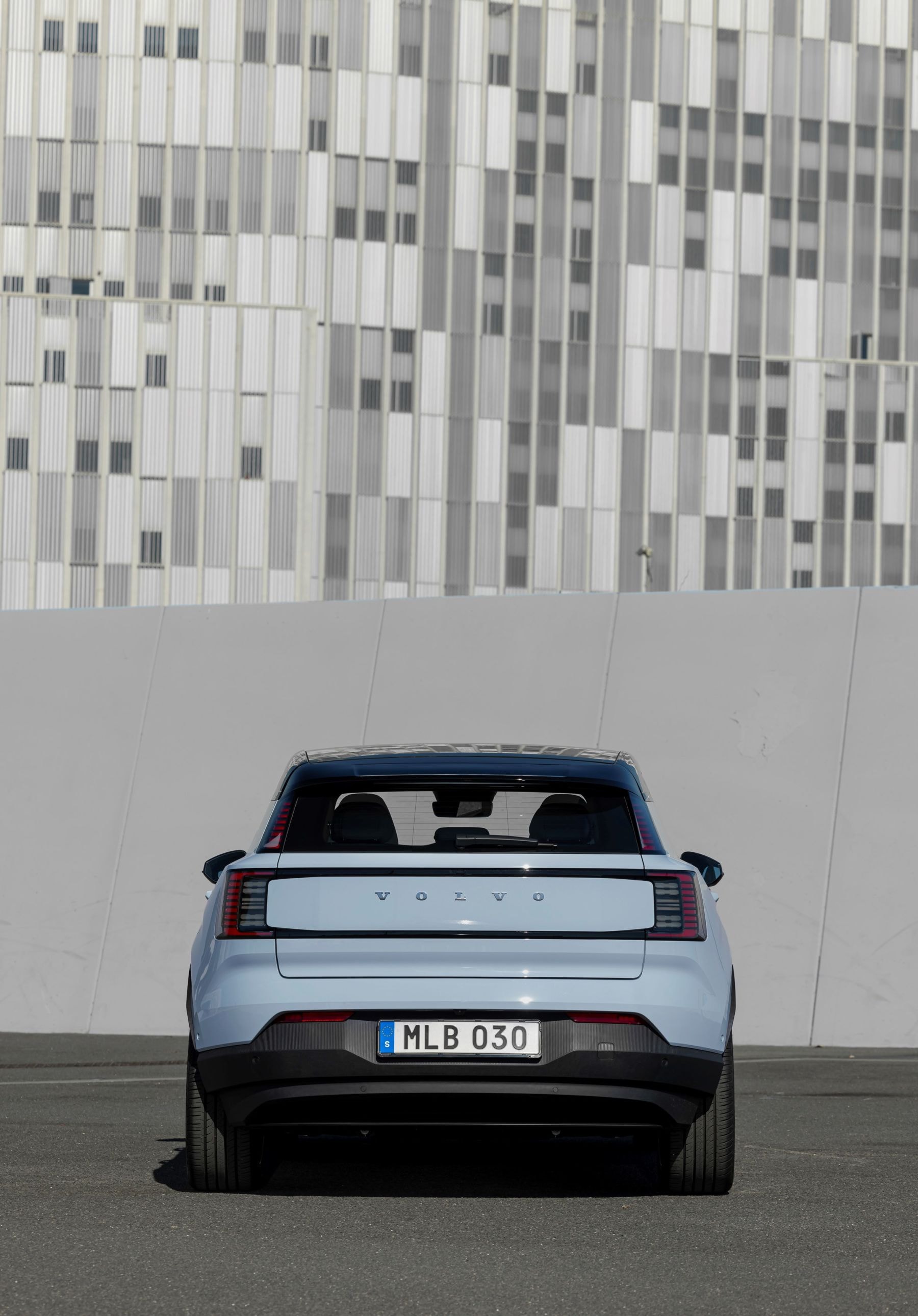 Perspectiva frontal del Volvo EX30, destacando su elegancia y estilo.