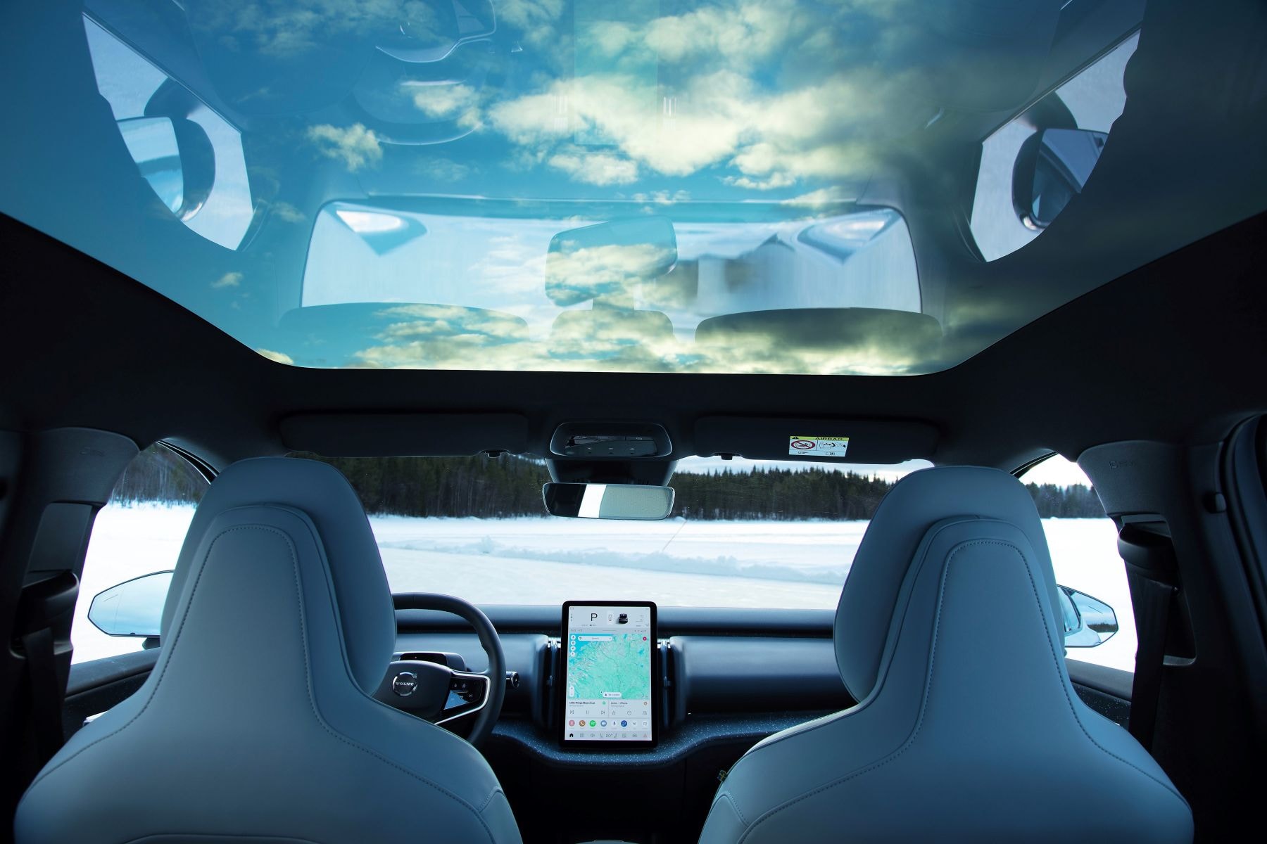 Salpicadero del Volvo EX30, destacando su pantalla digital y acabados.