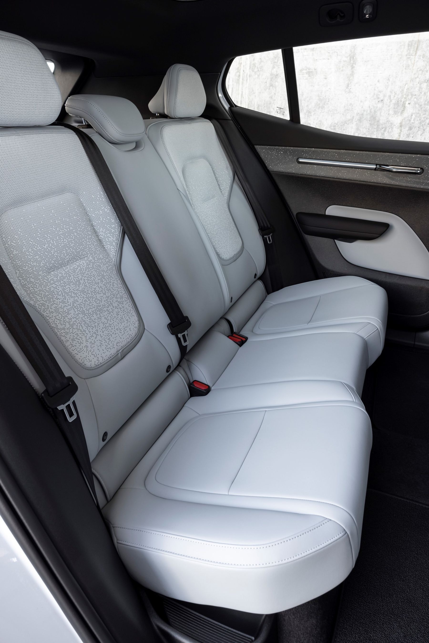 Interior moderno del Volvo EX30, con asientos confortables.