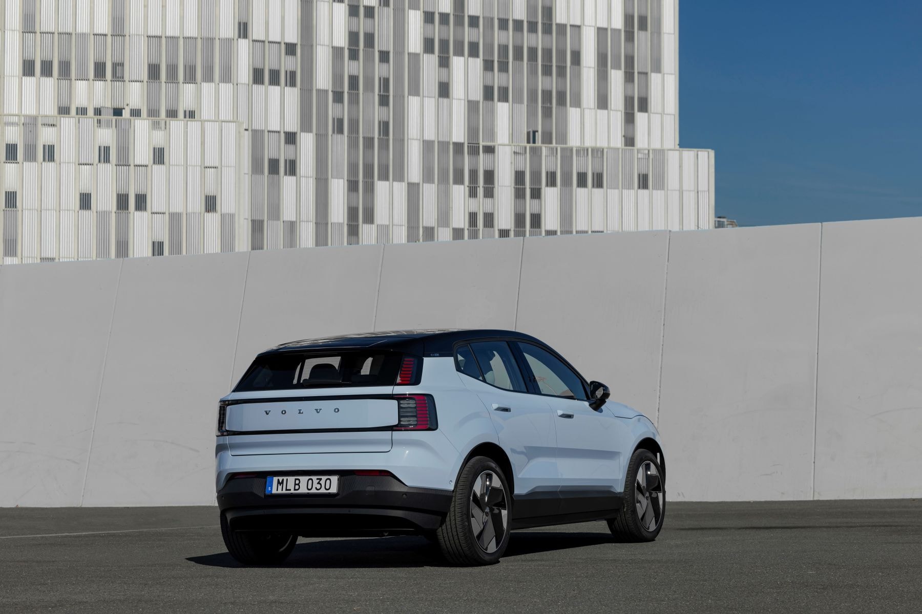 Vista lateral del Volvo EX30 resaltando su diseño moderno.