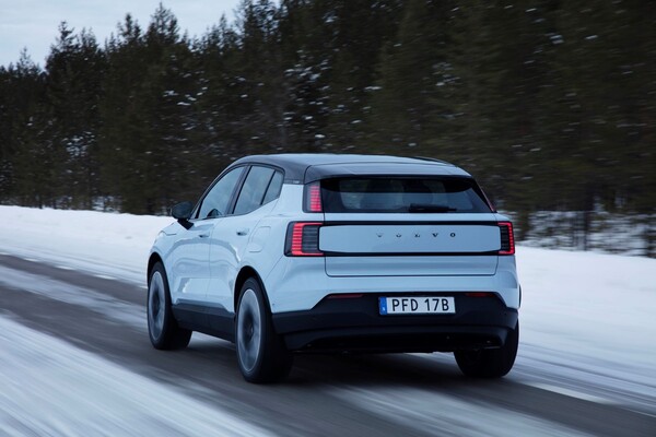 Dinámica vista lateral del Volvo EX30 sobre hielo, mostrando su robustez. Dinámica vista lateral del Volvo EX30 sobre hielo, mostrando su robustez.