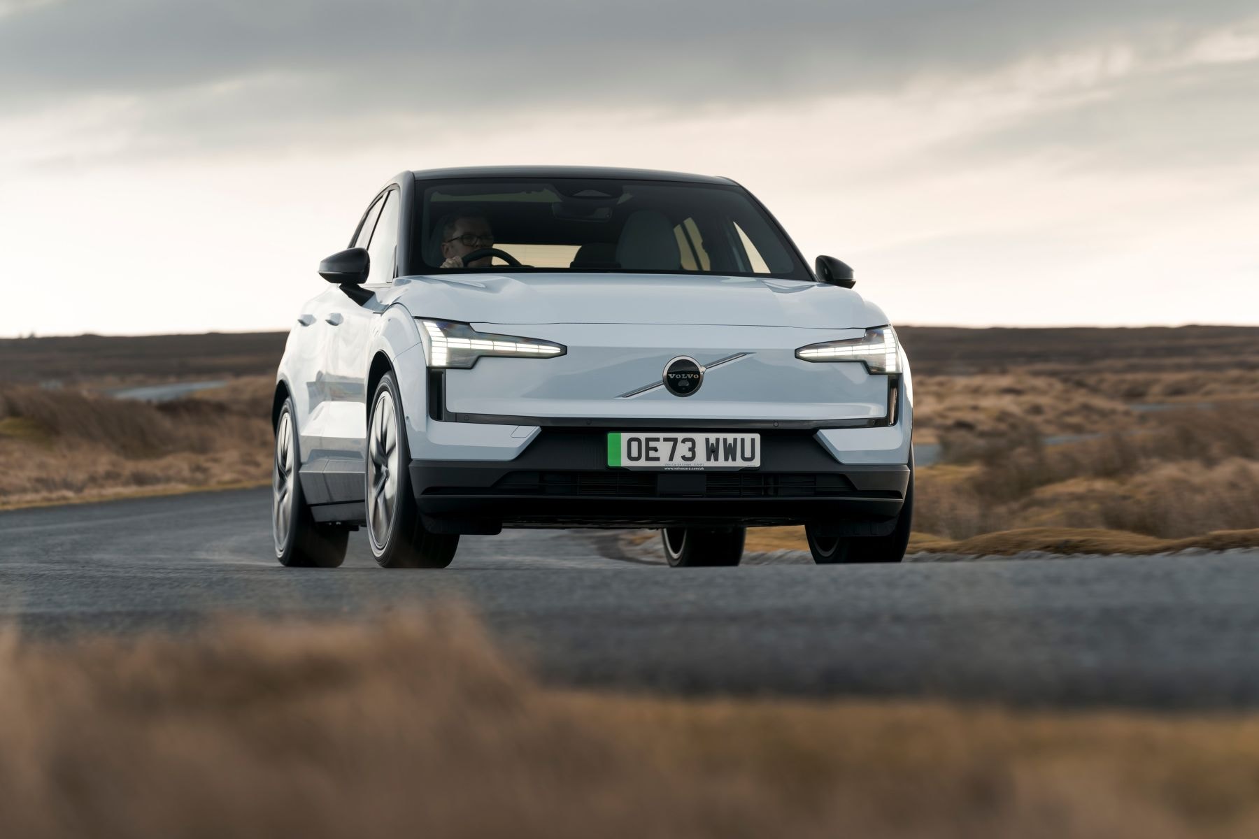 Perfil del EX30 enfatizando su estética moderna y dinámica