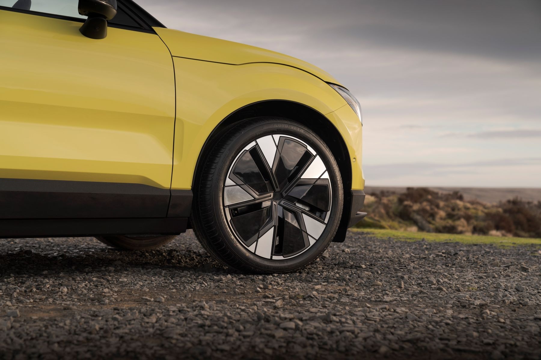 Vista lateral del Volvo EX30 mostrando sus impecables líneas.