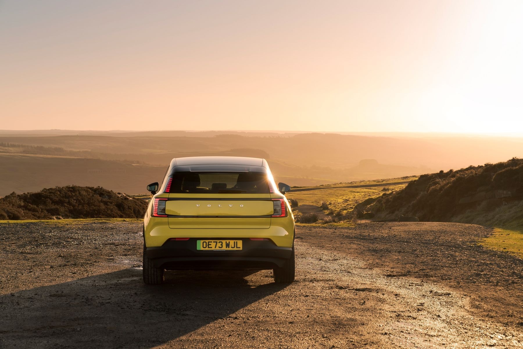 Vista lateral del Volvo EX30 que resalta su perfil dinámico.