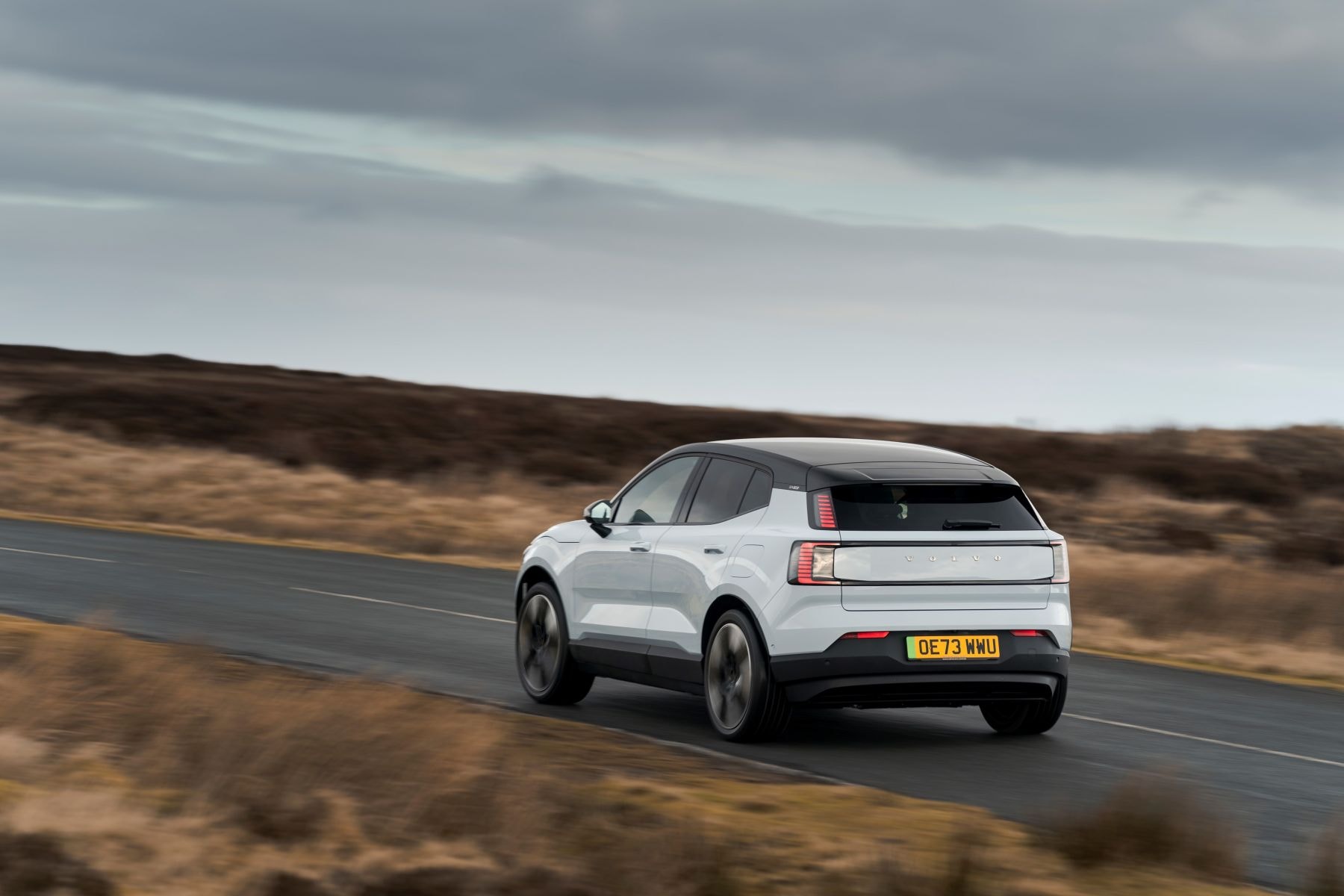 Perspectiva lateral del Volvo EX30 que resalta su elegancia.