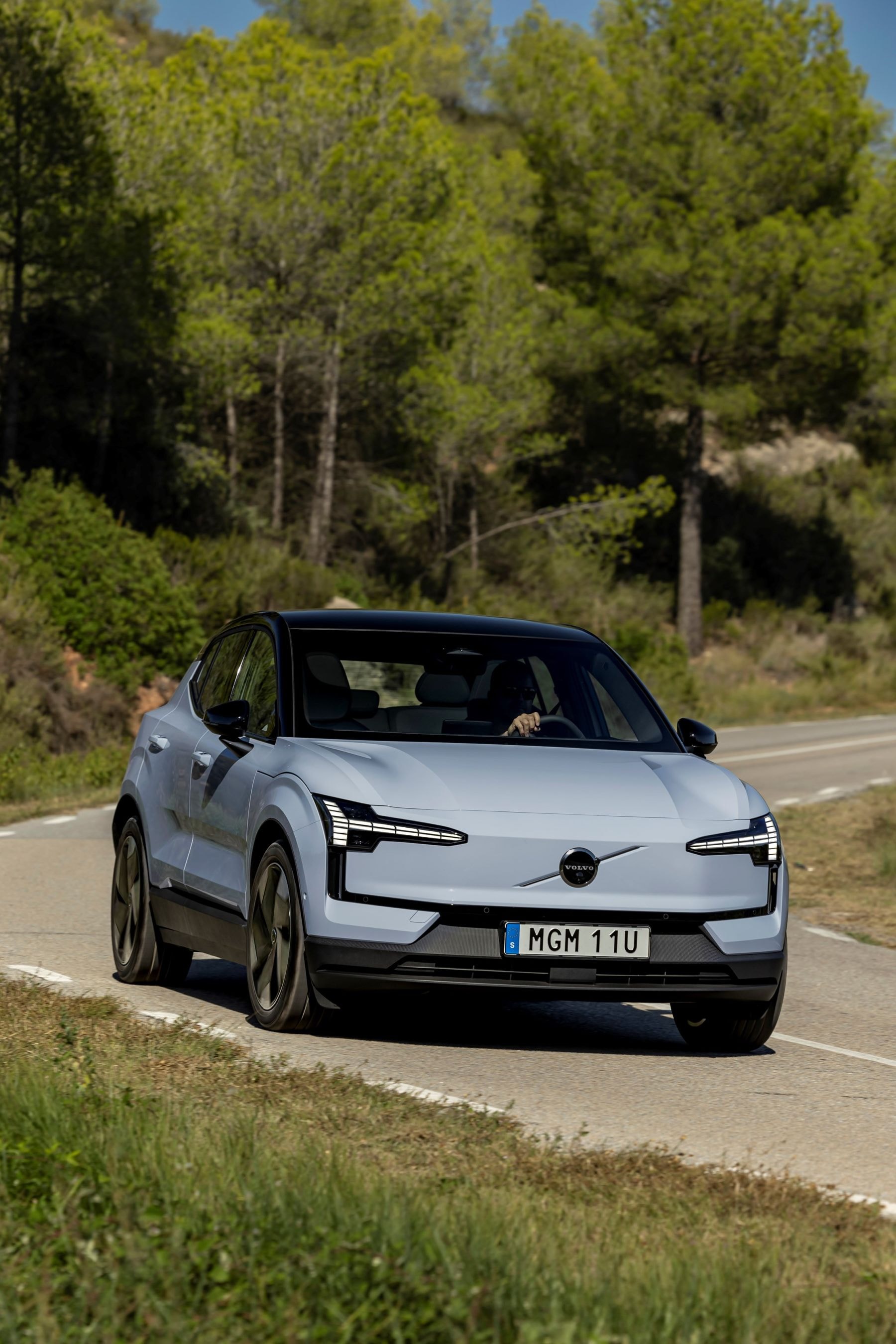 El Volvo EX30 en un entorno urbano, combinando modernidad con estilo.