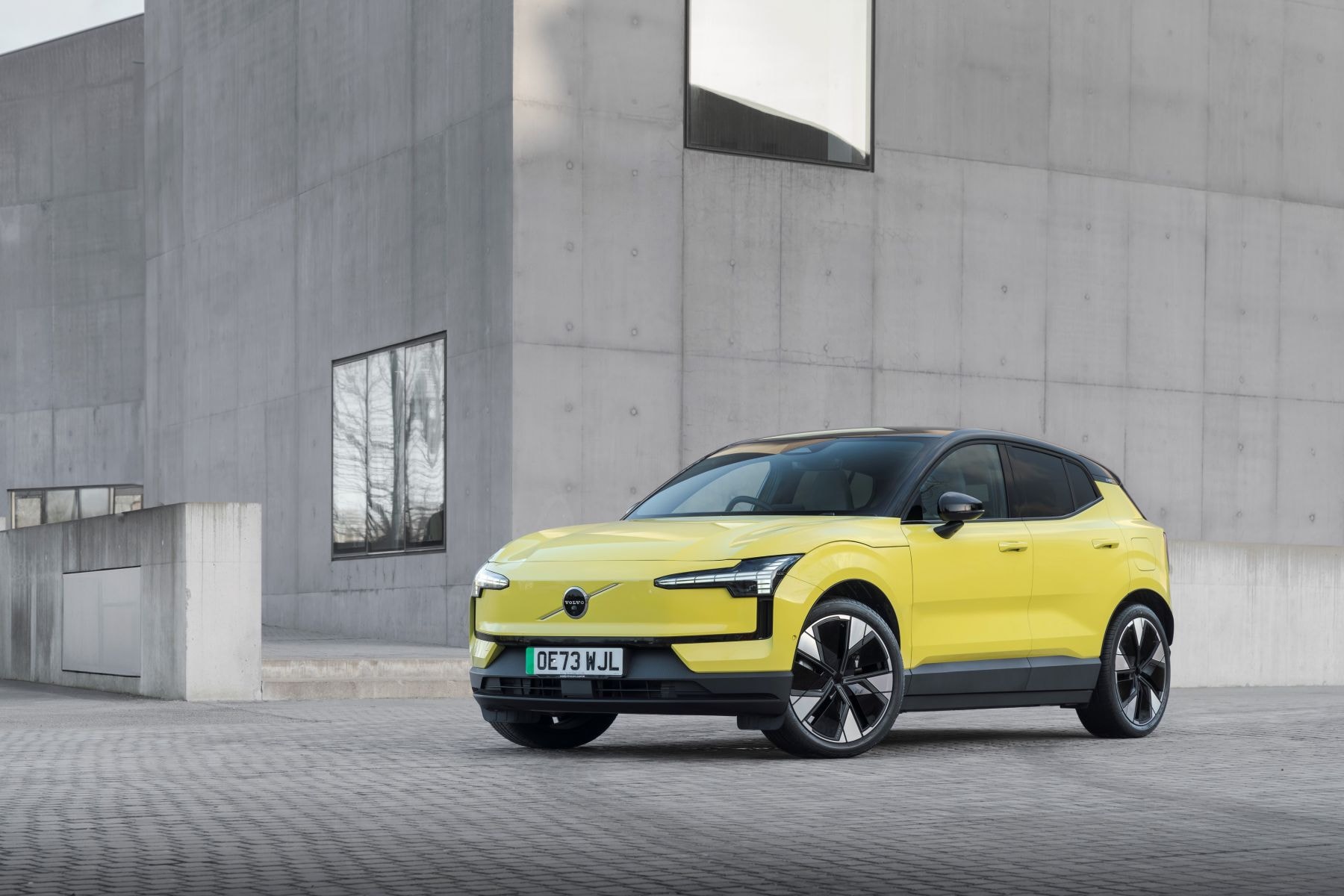 Usando la llave del Volvo EX30, enfatizando la modernidad tecnológica.