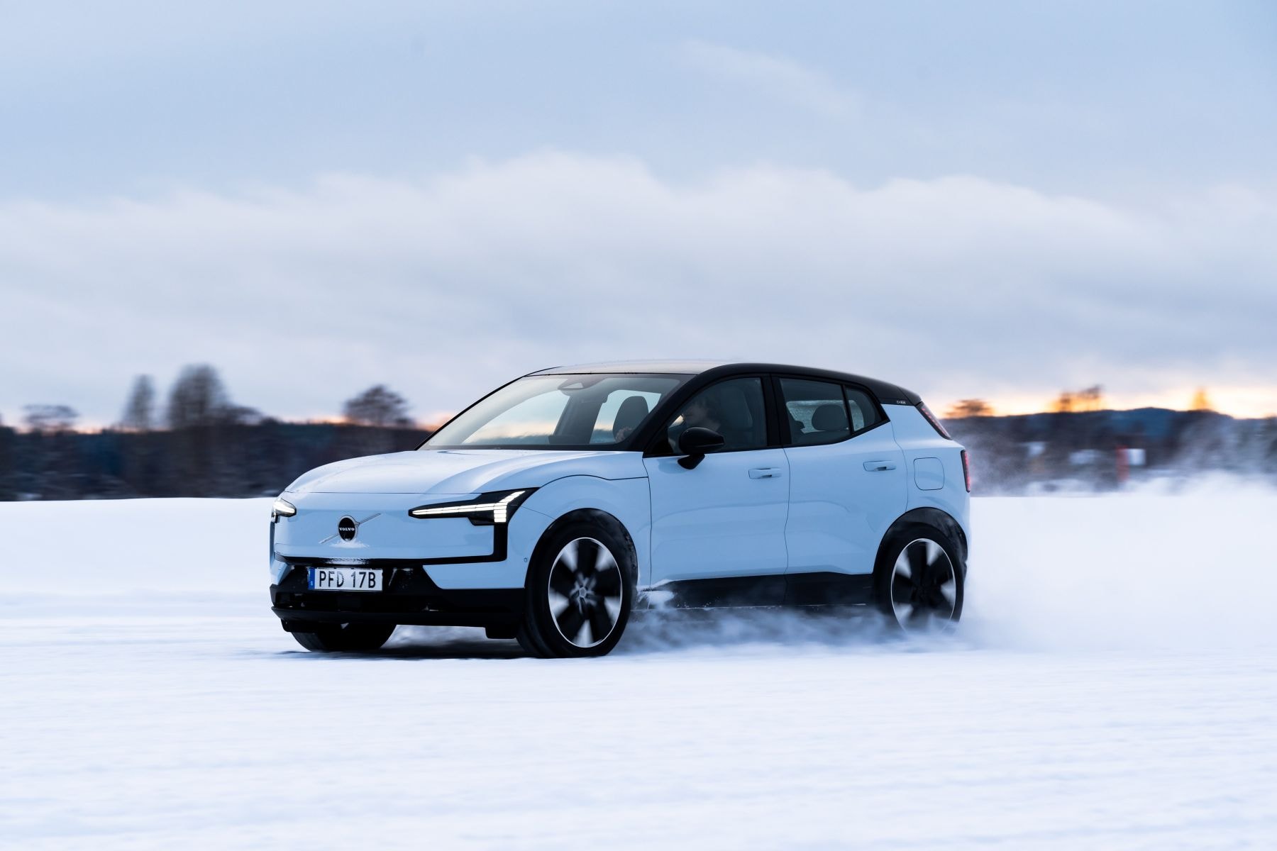 Detalles de las luces traseras del Volvo EX30 en un entorno invernal