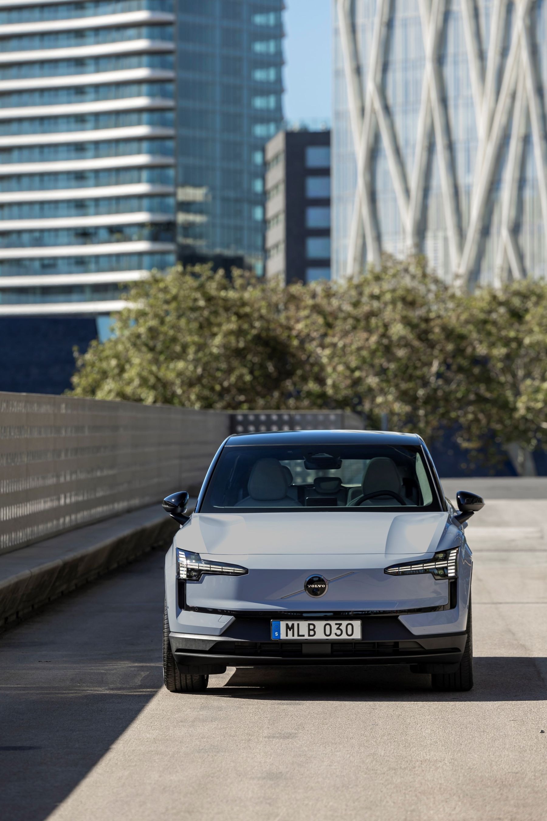 Acceso al maletero del Volvo EX30, mostrando su practicidad.