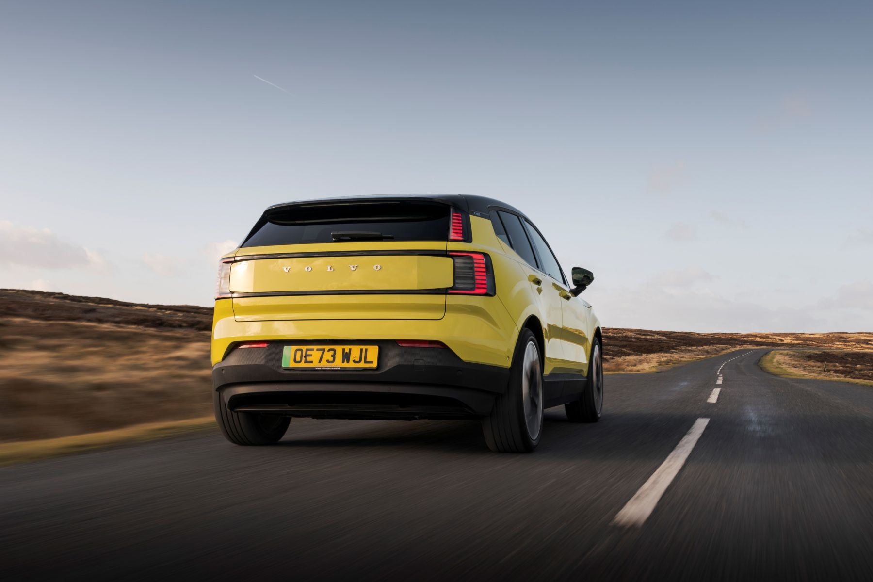 Frontal del Volvo EX30 en movimiento, mostrando su agilidad.