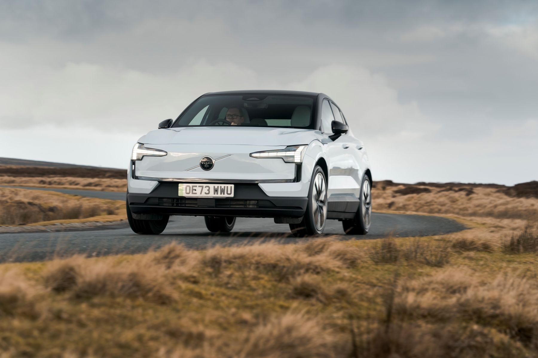 EX30 en movimiento, capturando su esencia deportiva