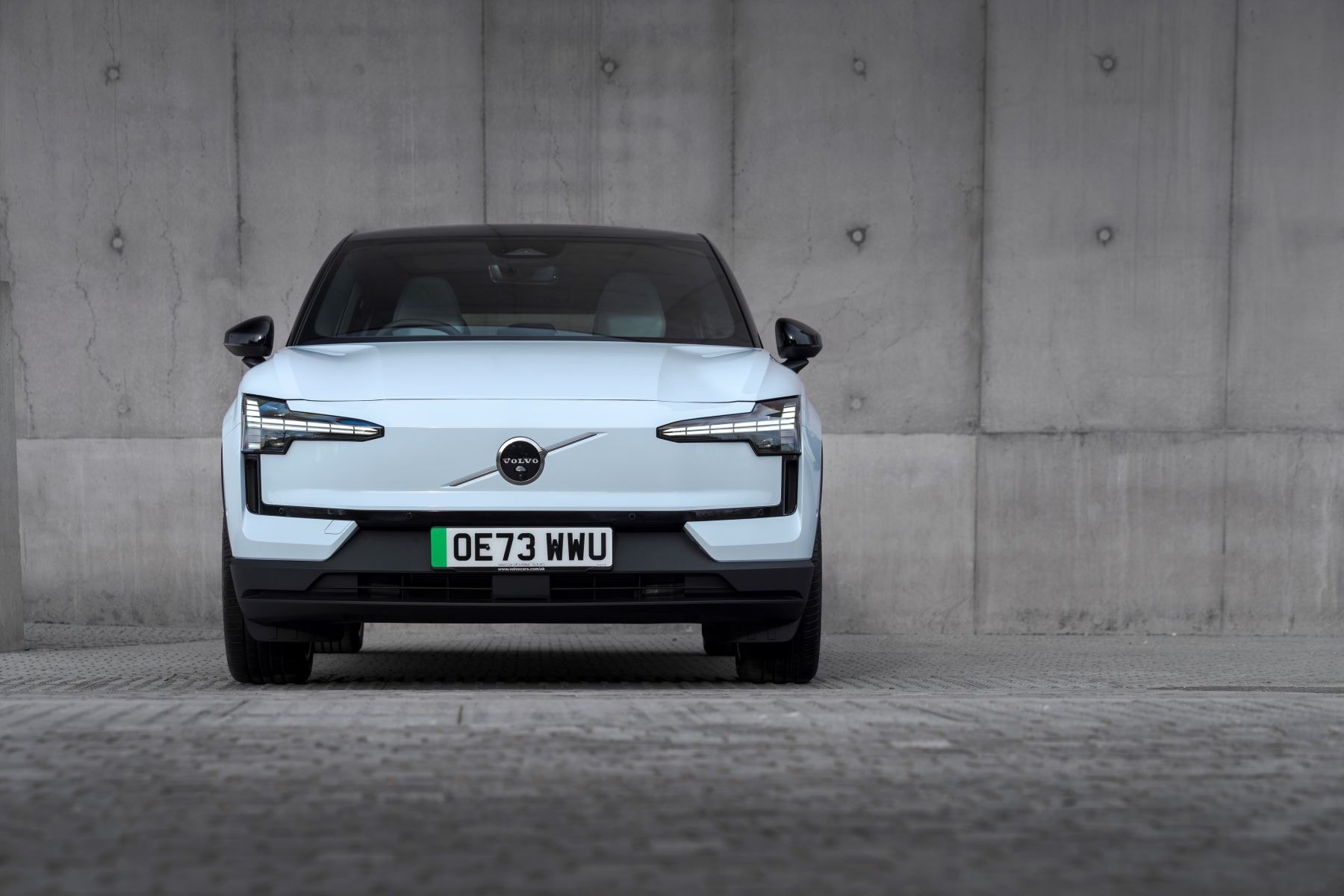 Luces traseras del EX30 iluminando el camino al atardecer