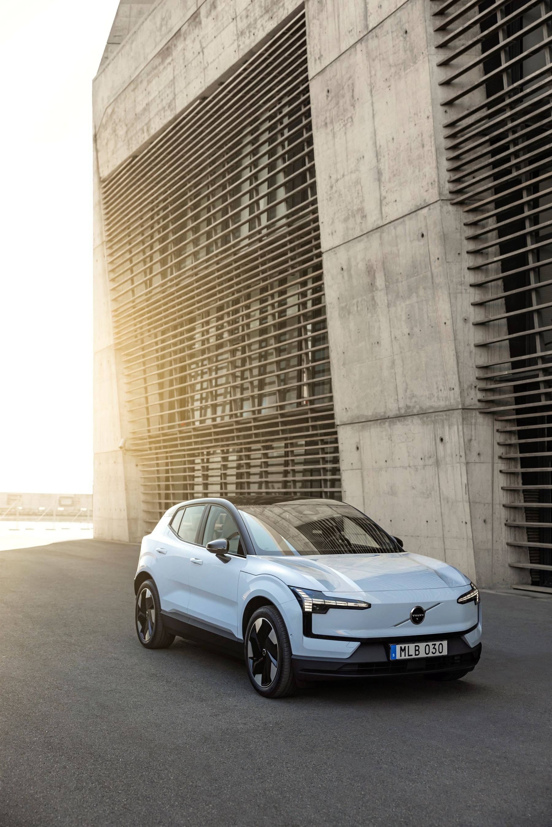 Vista lateral del Volvo EX30, destaca su perfil moderno y deportivo.