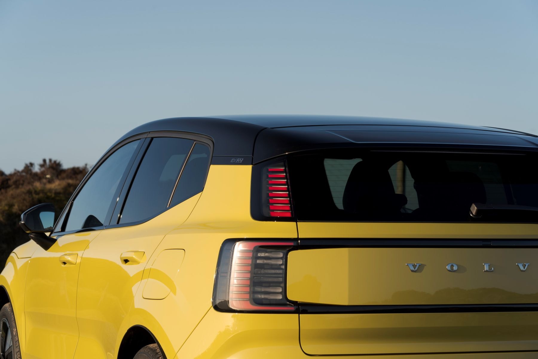 Frontal del Volvo EX30 con enfoque en su innovadora iluminación.