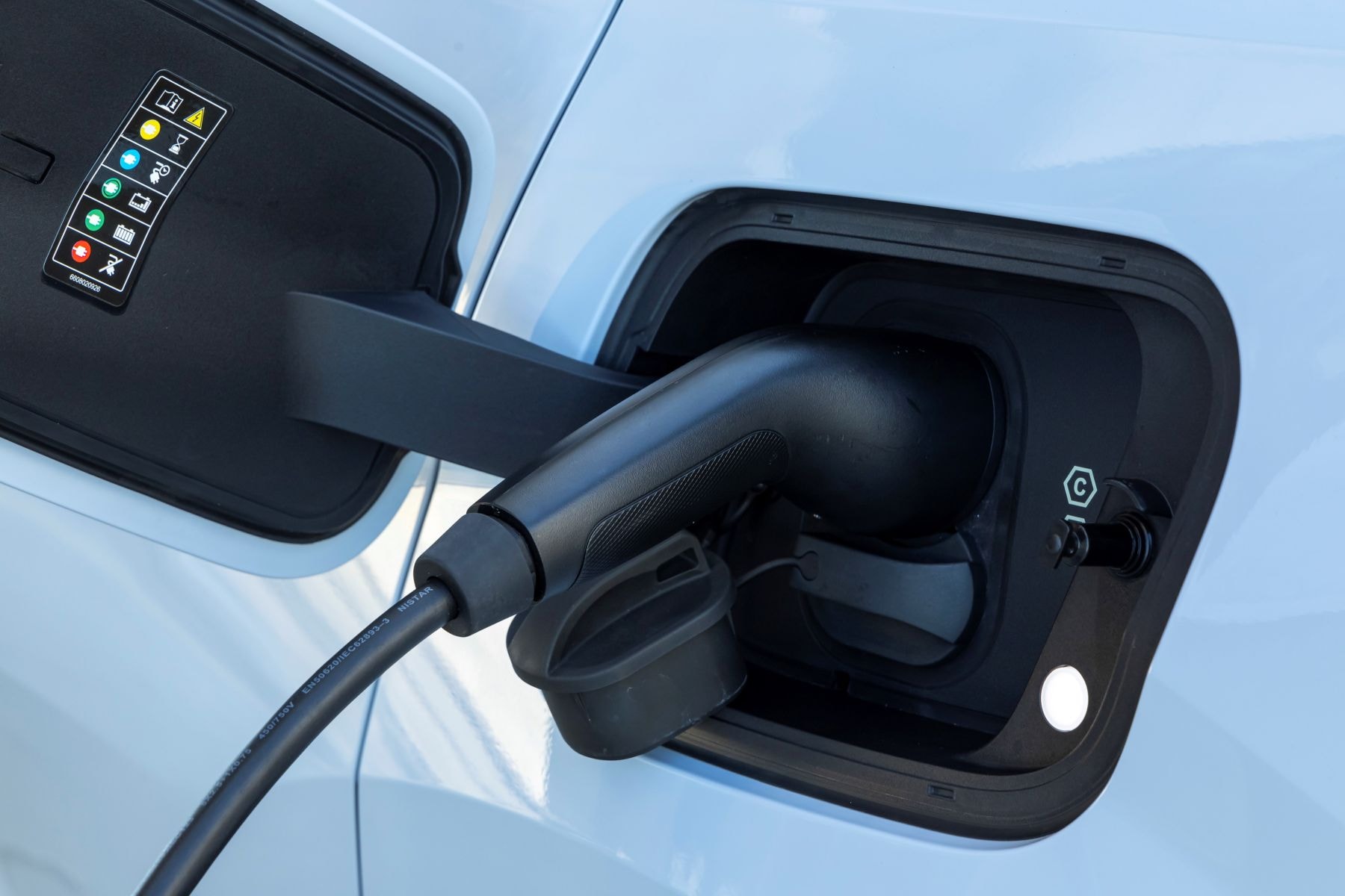 Detalle del panel de la puerta, destacando acabados innovadores.