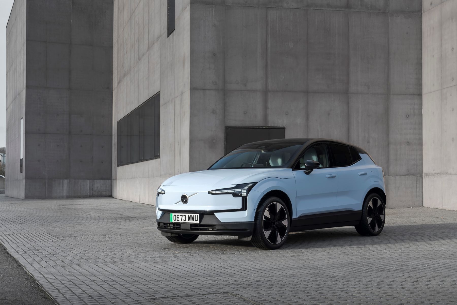 Perspectiva lateral y trasera del Volvo EX30 en un entorno natural