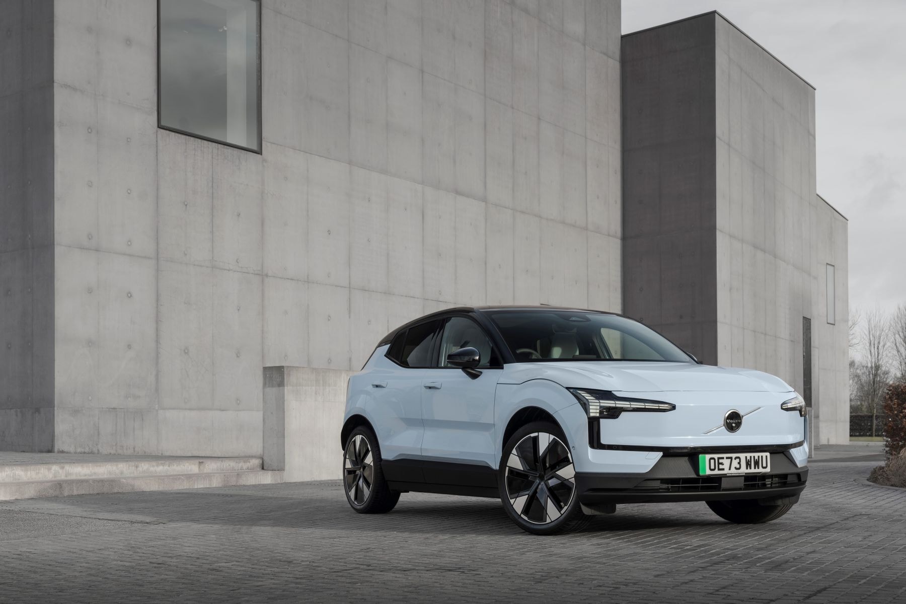 Vista lateral y trasera del modelo EX30; un SUV moderno y estilizado