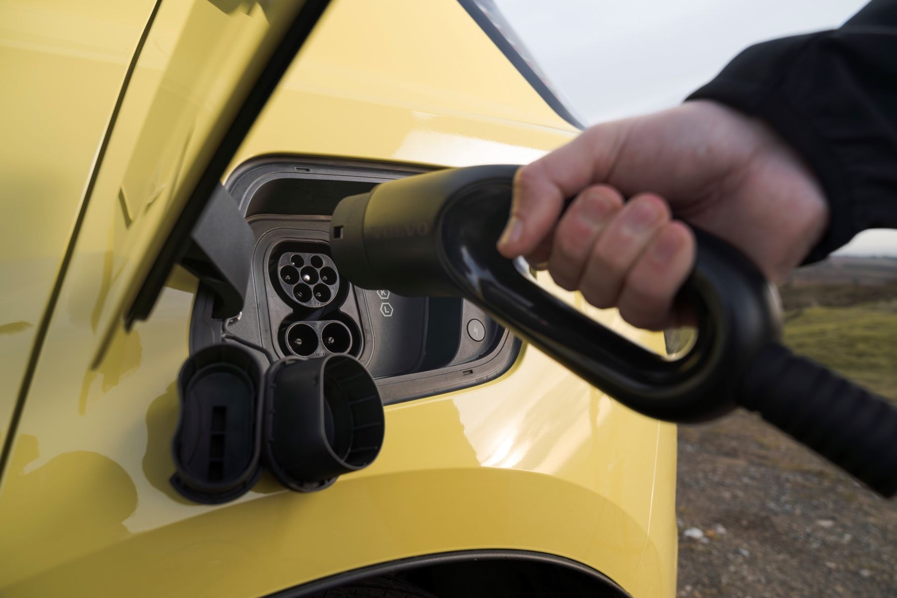 Mostrando el proceso de recarga del Volvo EX30, un paso crucial para vehículos eléctricos.