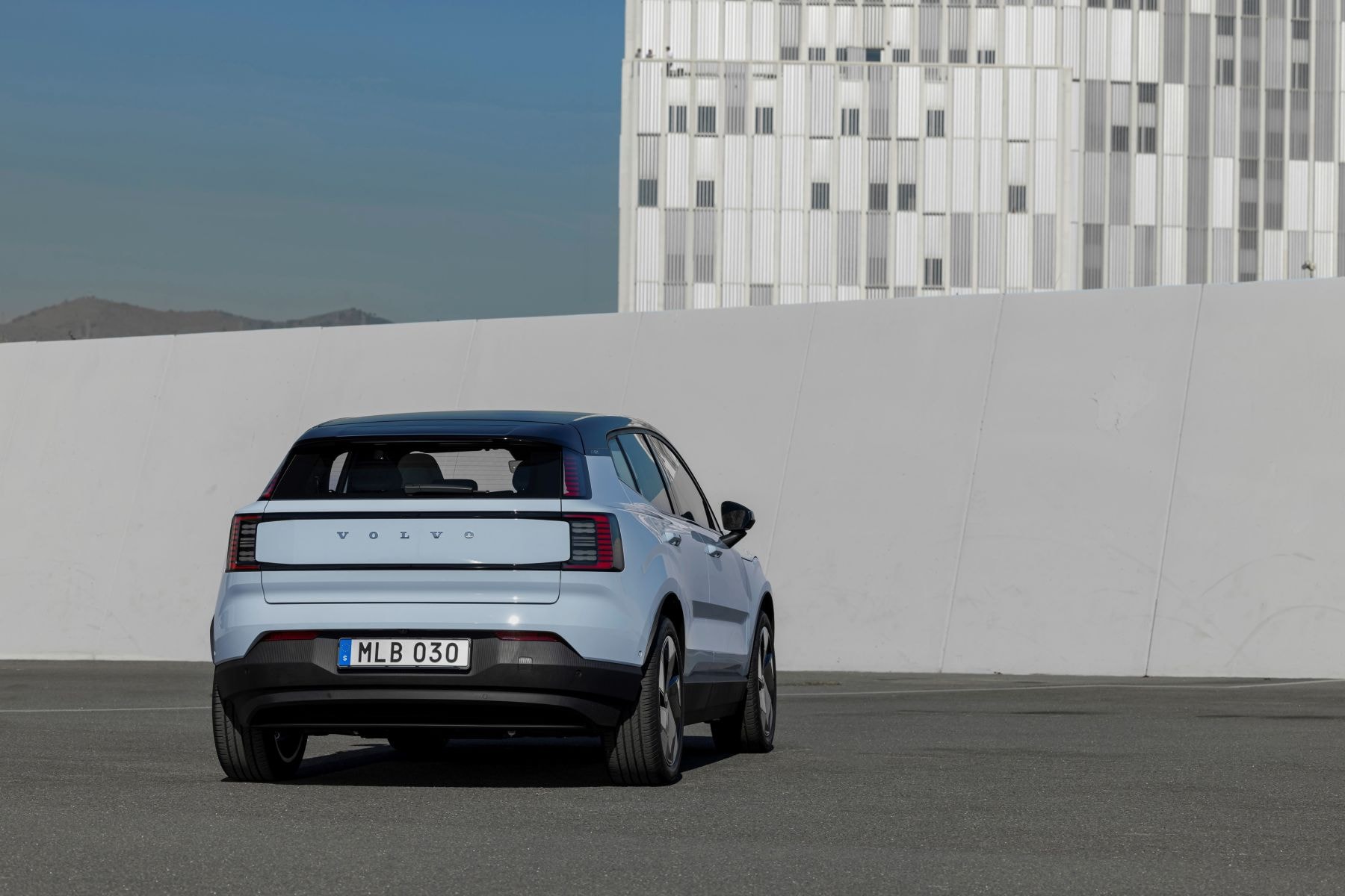 Vista trasera del Volvo EX30, mostrando su diseño aerodinámico y distintivo.