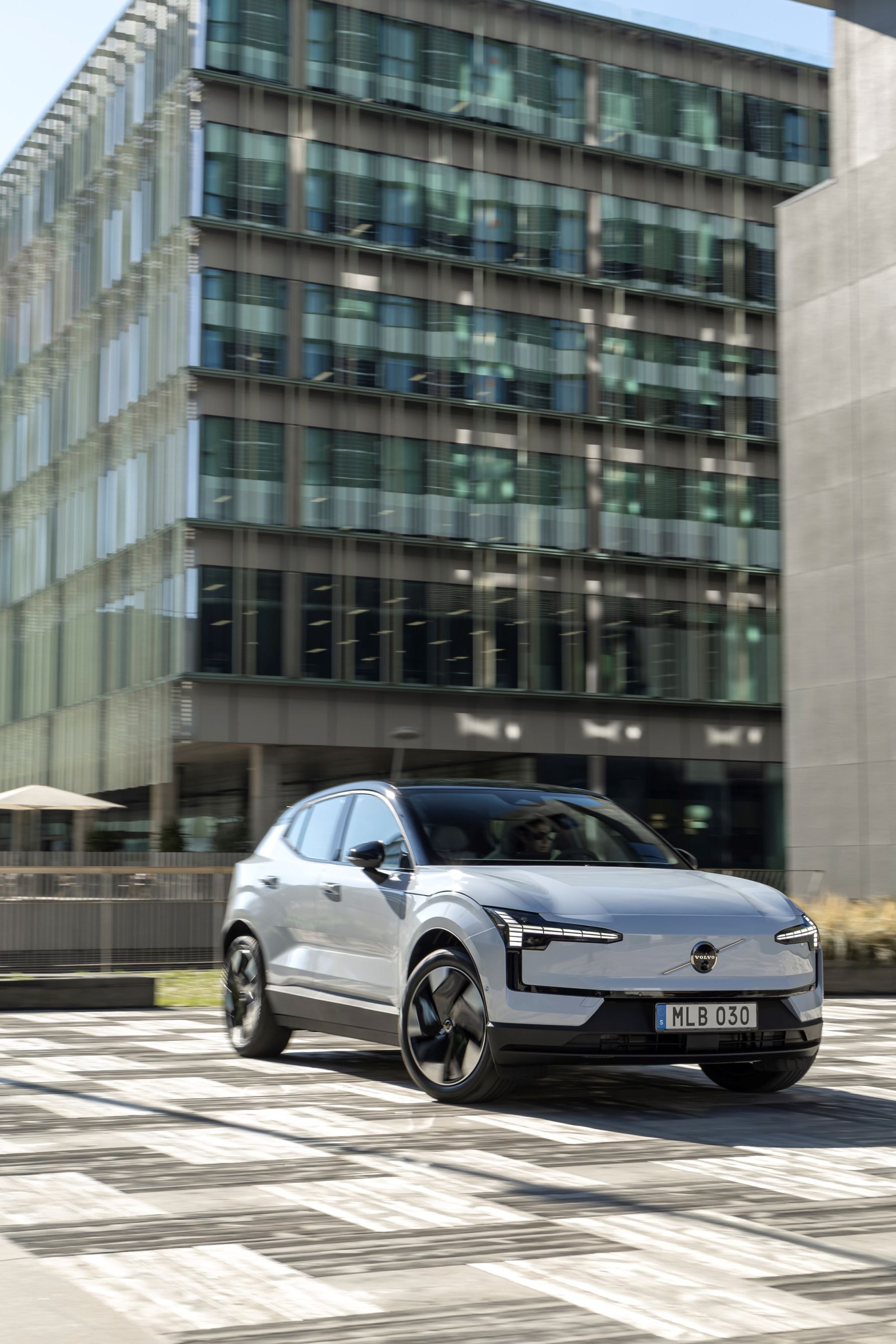 Segunda vista trasera del Volvo EX30, que resalta su robustez y modernidad.