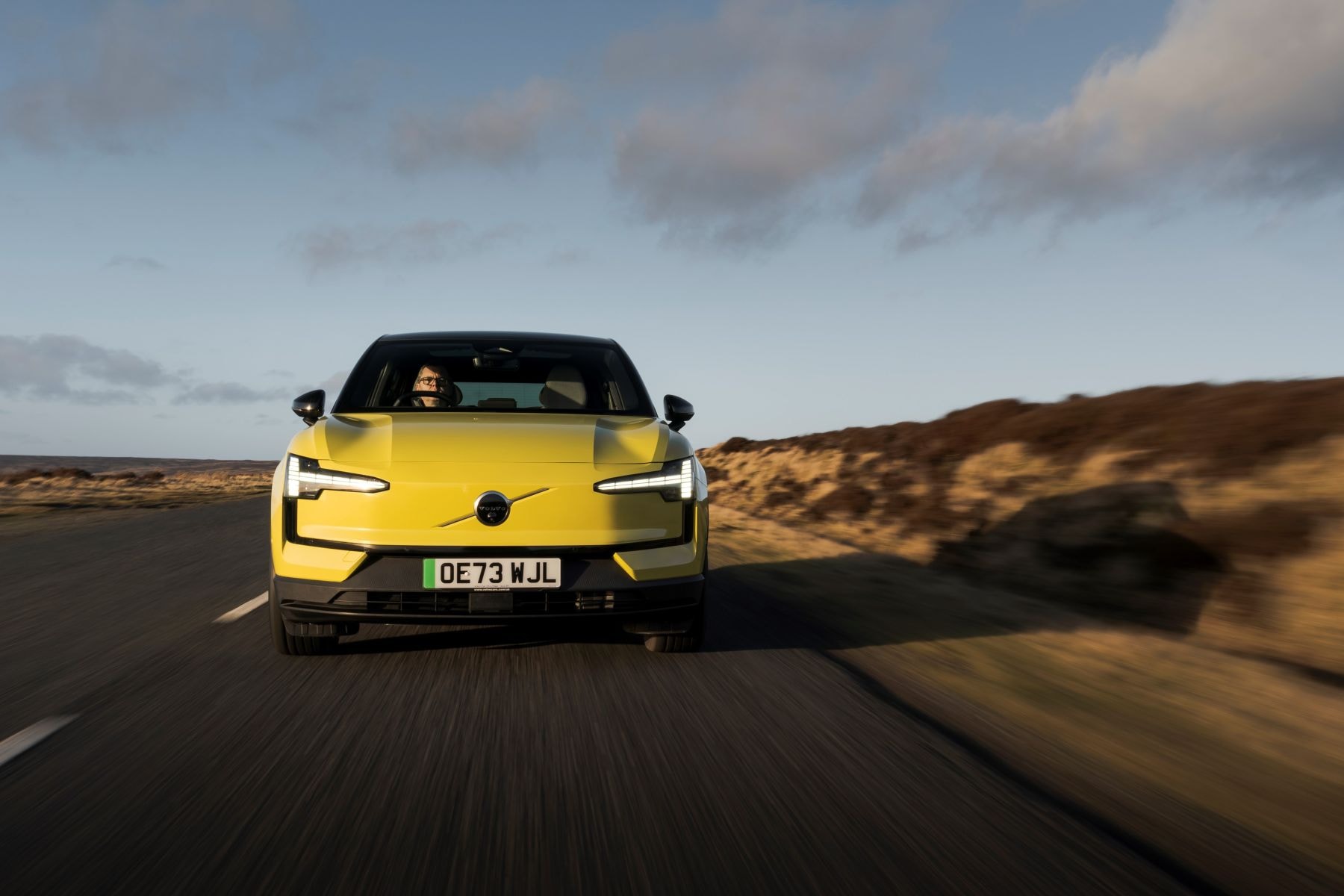 Trasera del Volvo EX30 en una carretera rural.