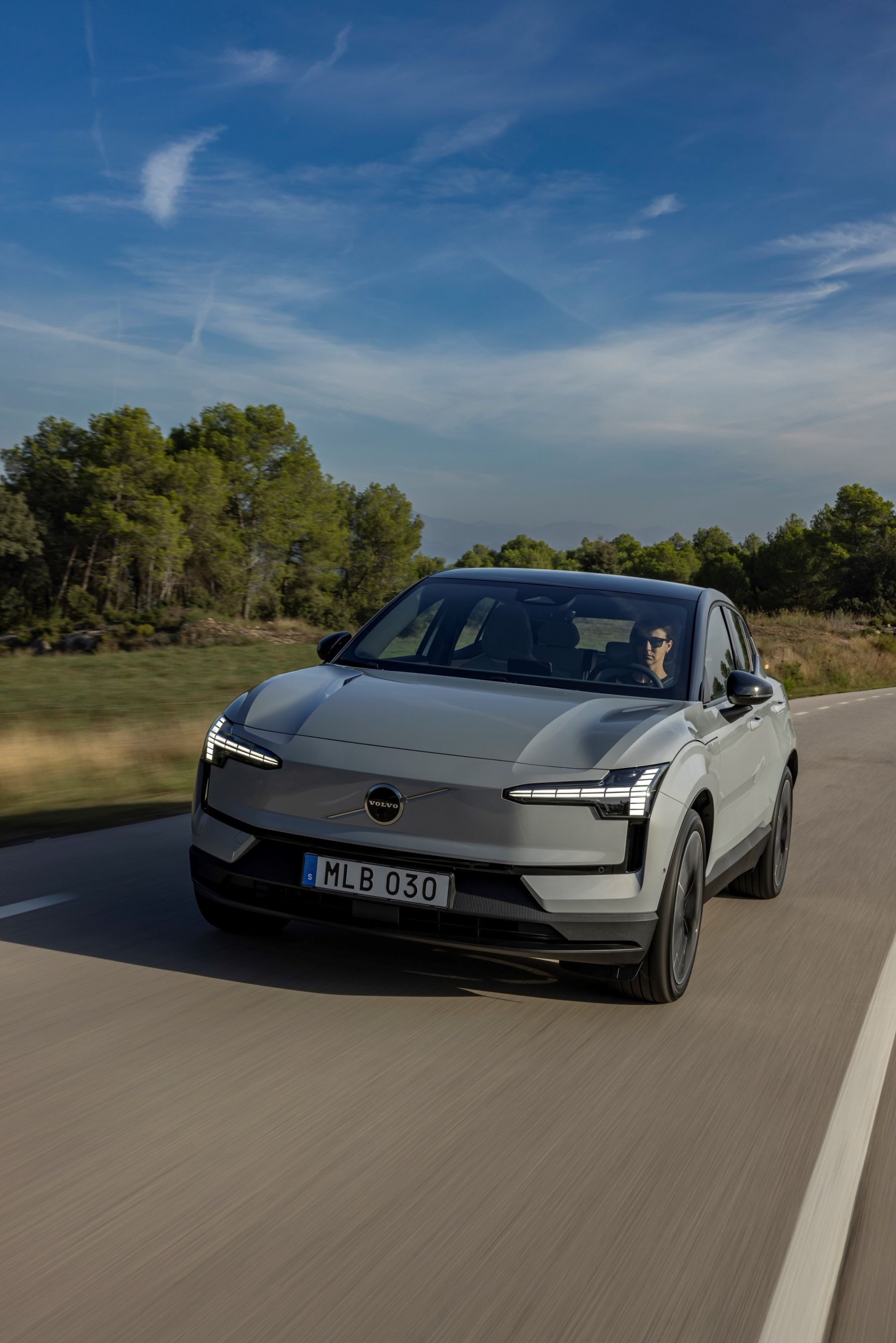 Coche en movimiento con vista trasera, ideal para un recorrido.
