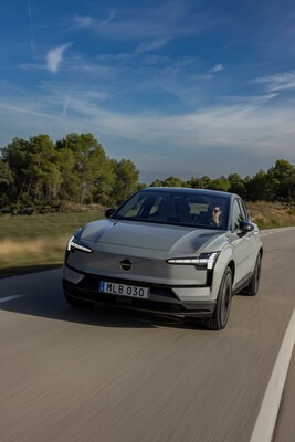 Coche en movimiento con vista trasera, ideal para un recorrido. Coche en movimiento con vista trasera, ideal para un recorrido.
