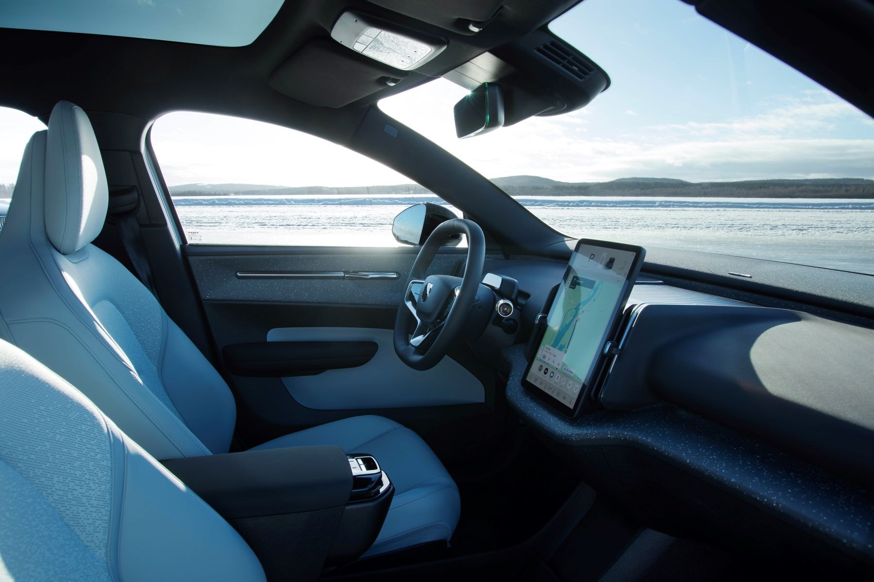 Vista lateral trasera del Volvo EX30, resaltando sus modernos pilotos.