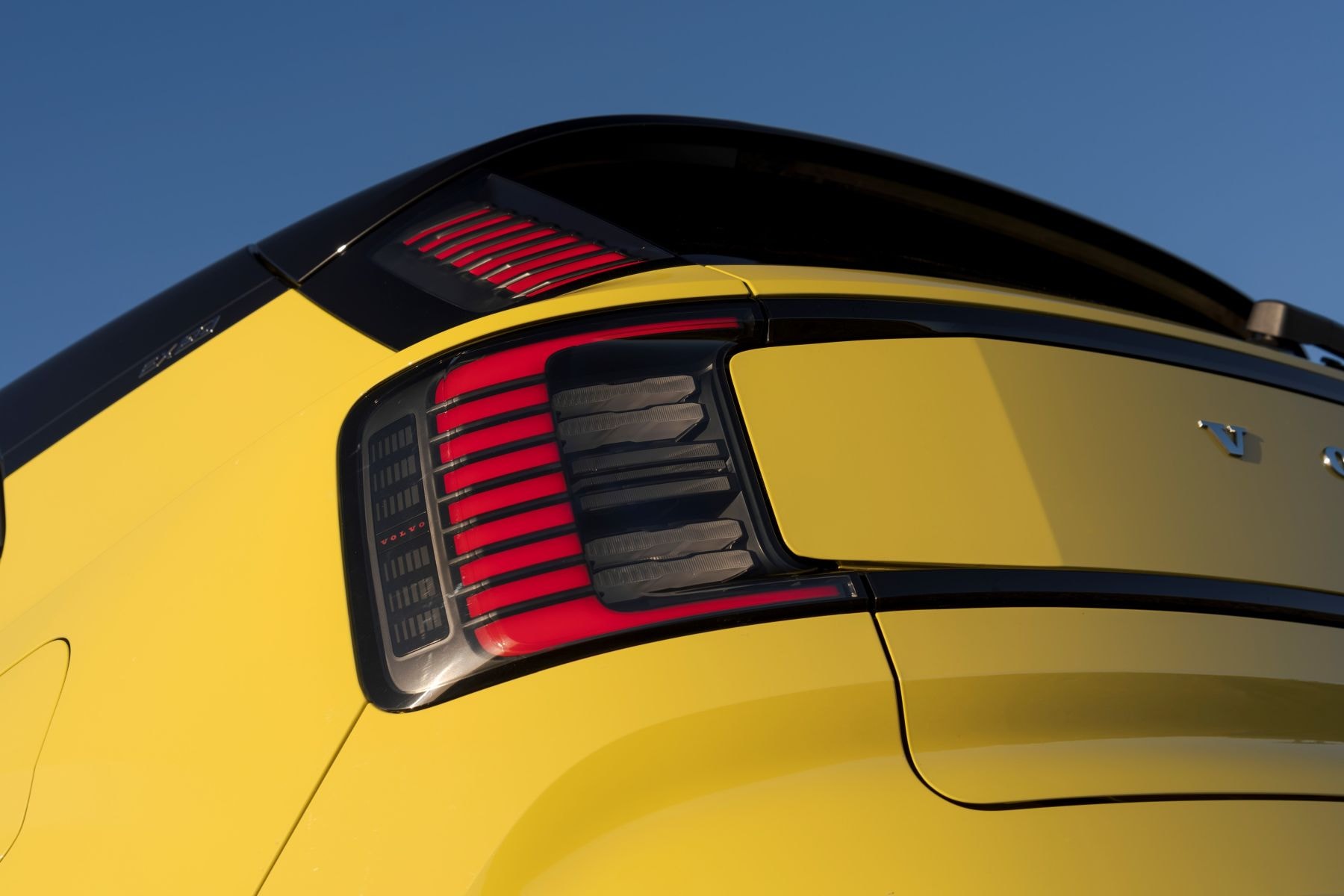 Perfil trasero del Volvo EX30, combinando elegancia y modernidad.