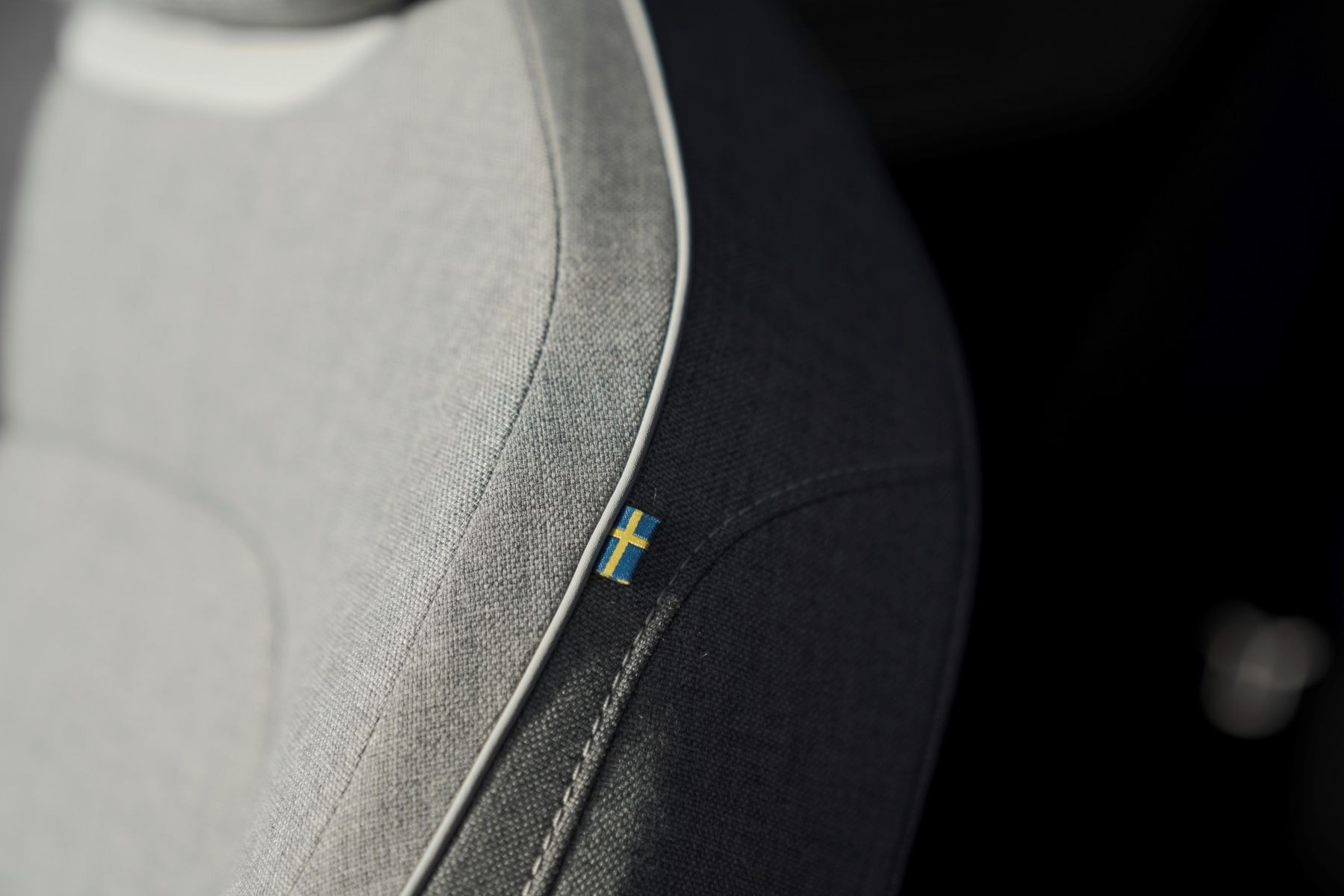 Vista trasera del Volvo EX30, evidenciando su estilo contemporáneo.