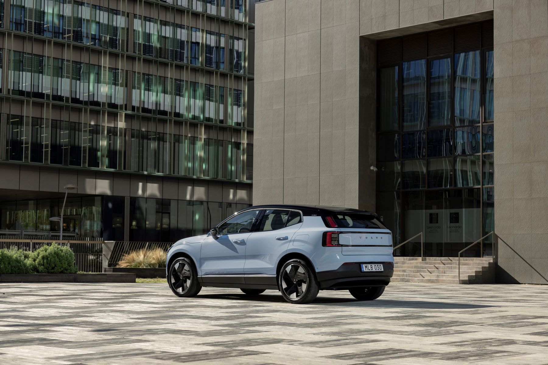 Enfoque en la parte trasera del Volvo EX30, con gran atención a los detalles.