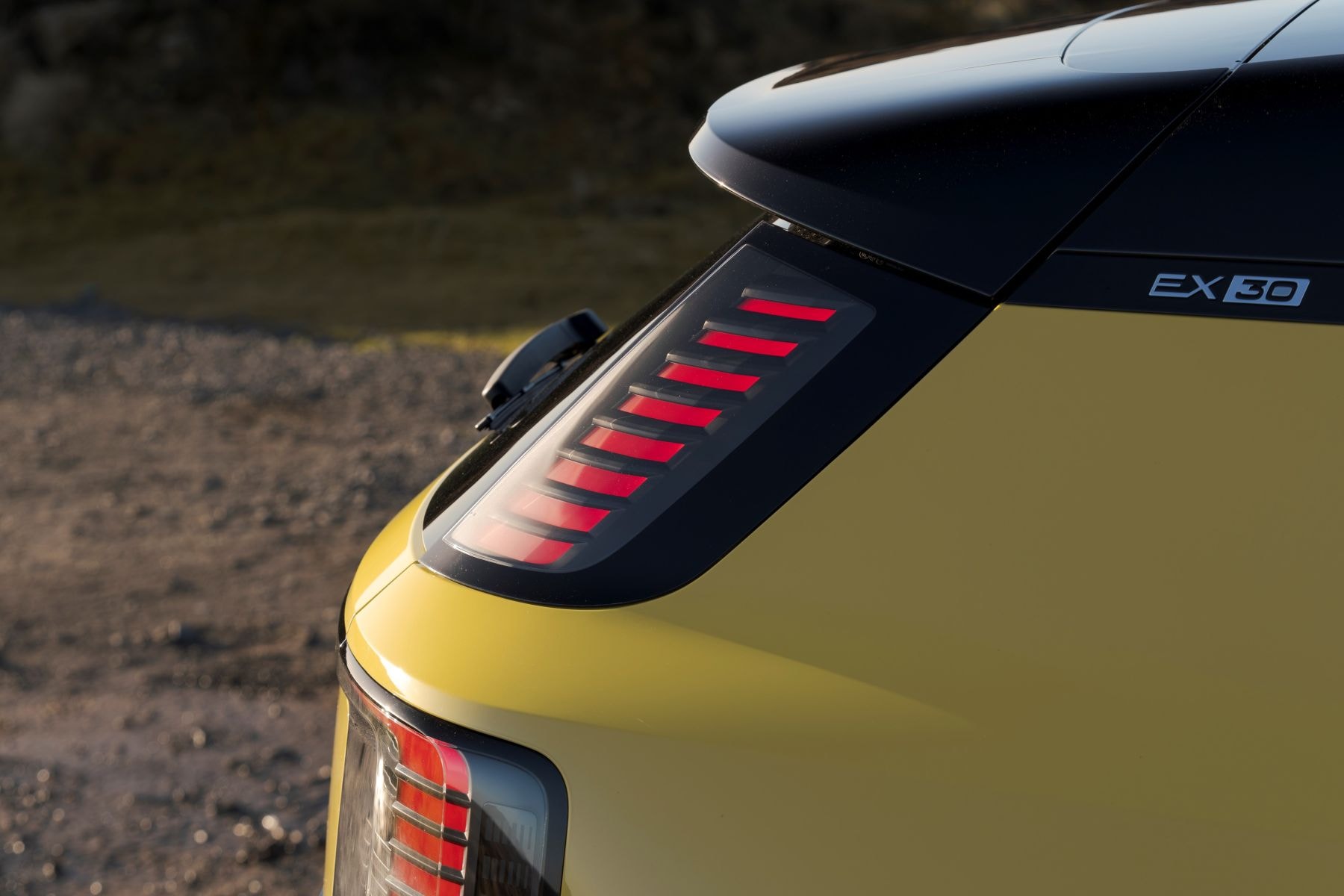 Vista lateral y trasera del Volvo EX30 en un vibrante amarillo.