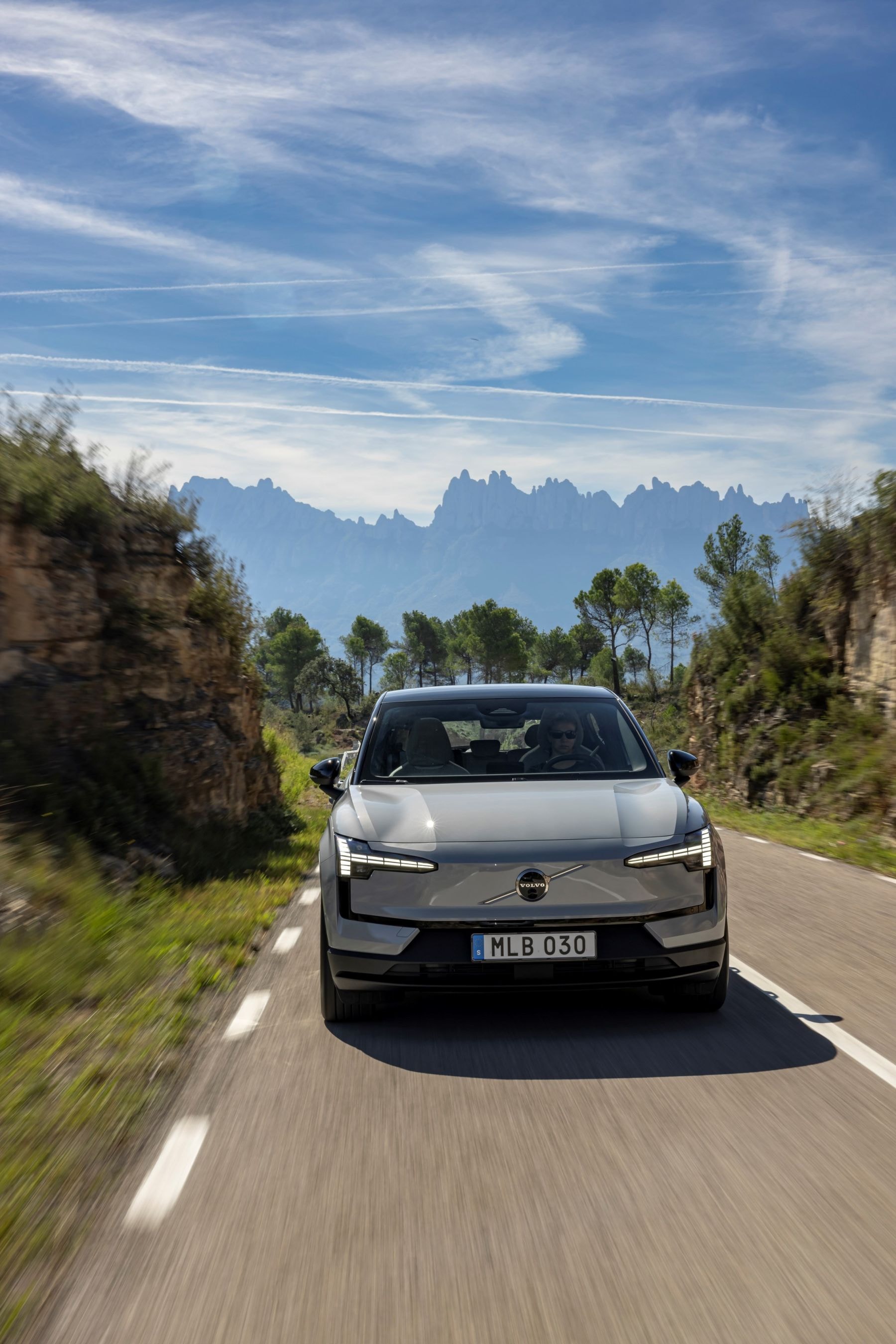Vista trasera del Volvo EX30, destacando su estilo contemporáneo.