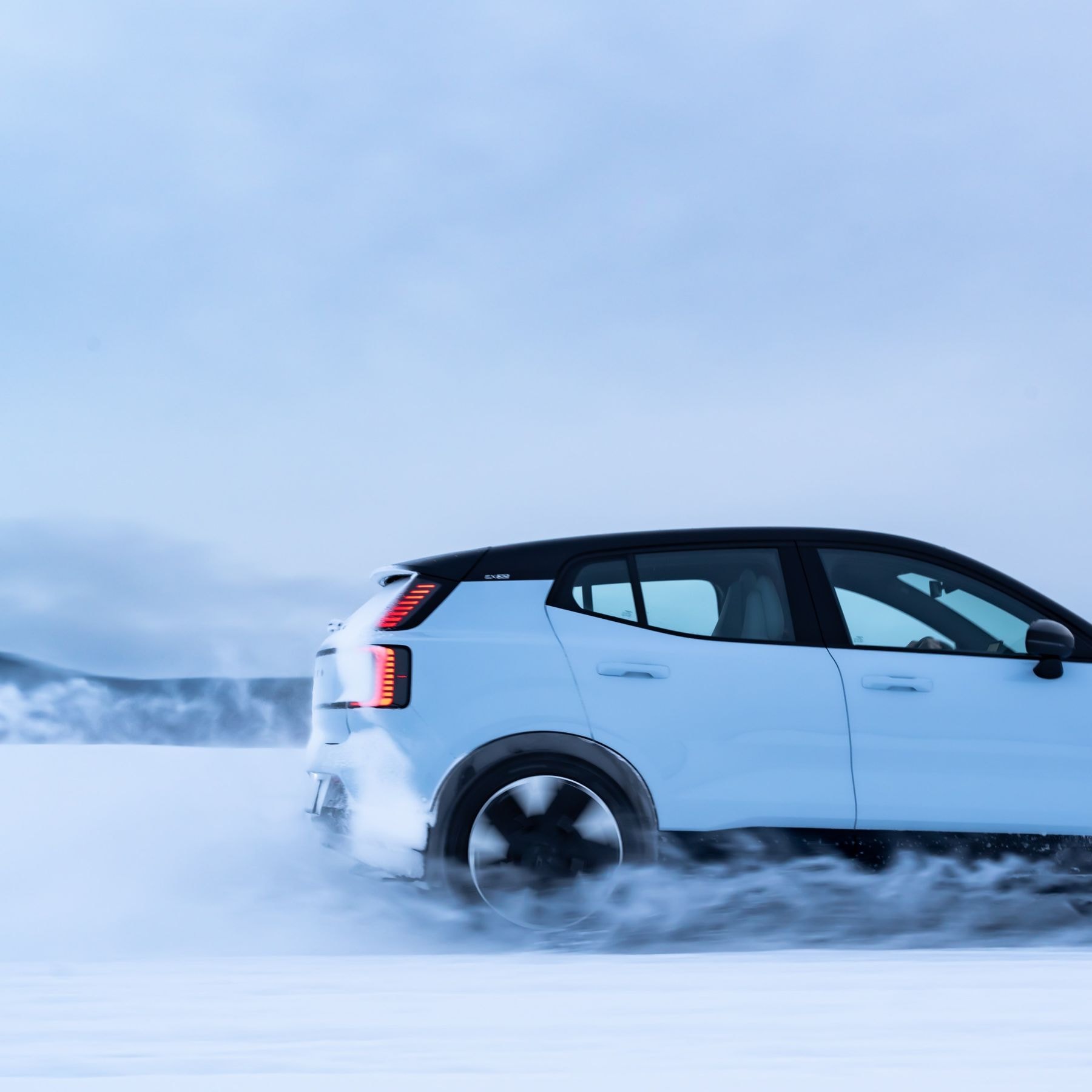 Volvo EX30 surca la nieve con elegancia y potencia