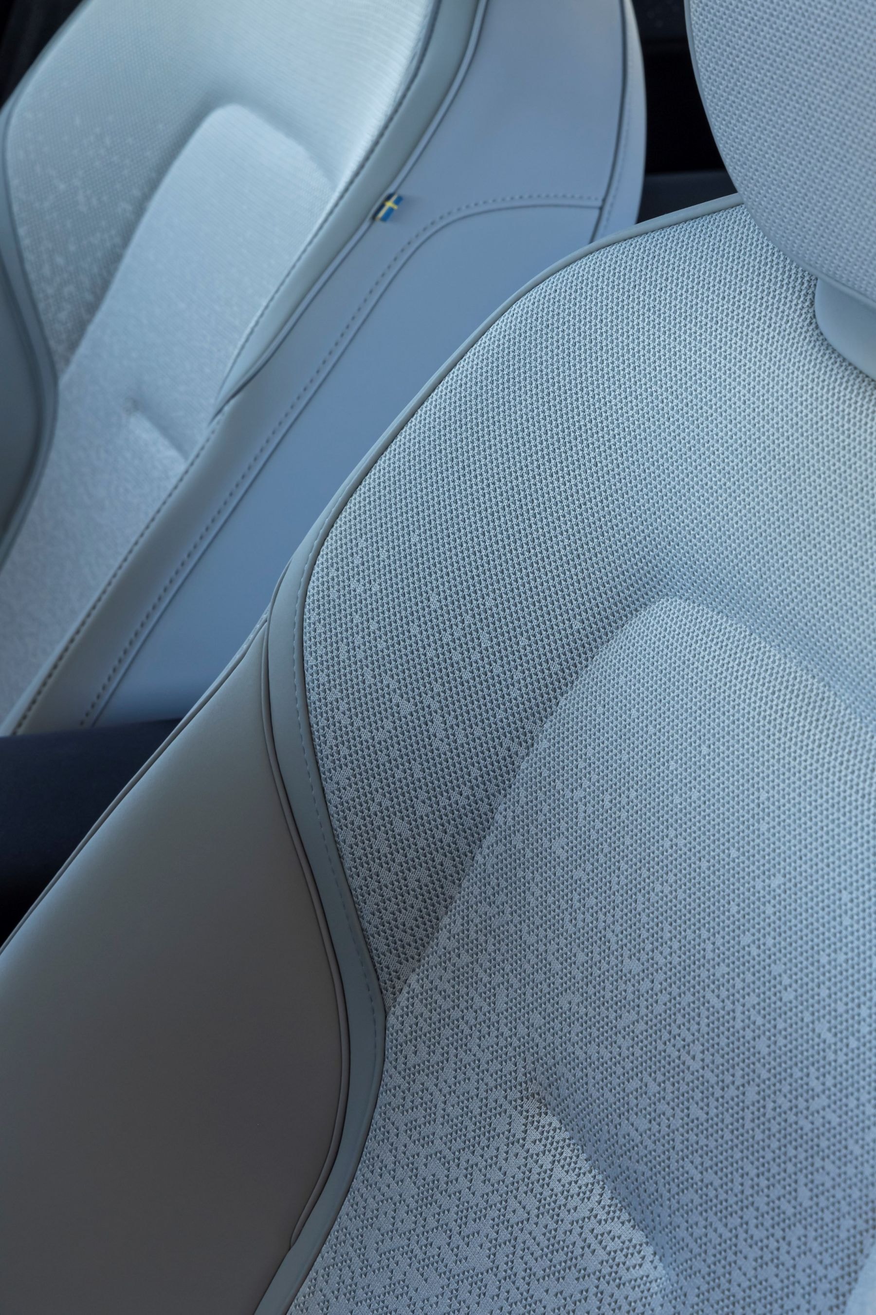 Vista del volante del Volvo EX30, con diseño moderno y funcional.