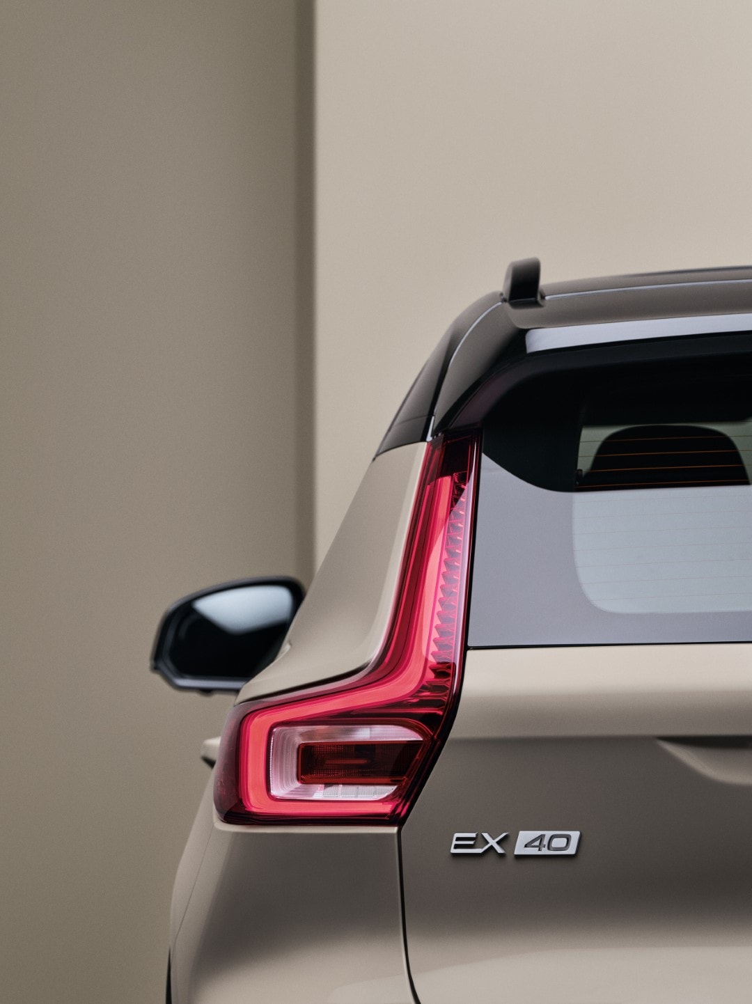 Detalle de la luz trasera del Volvo EX40 eléctrico, diseño distintivo