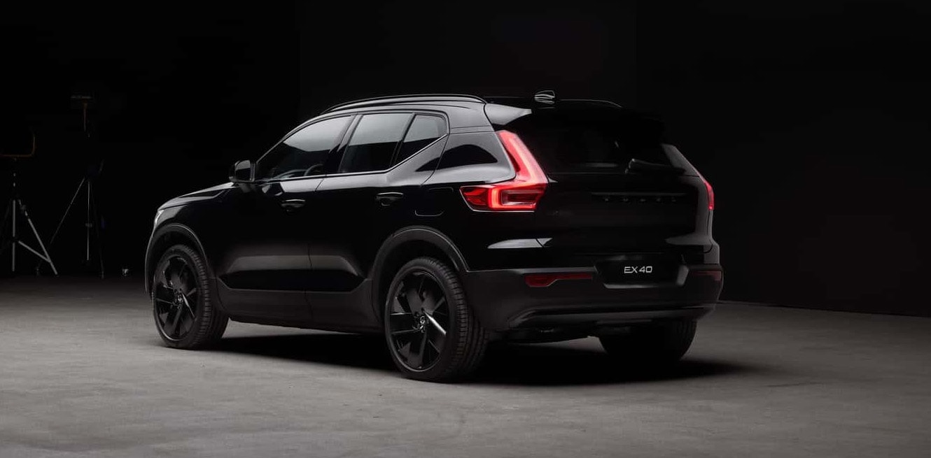 Imagen que muestra la silueta posterior del Volvo EX40 eléctrico.