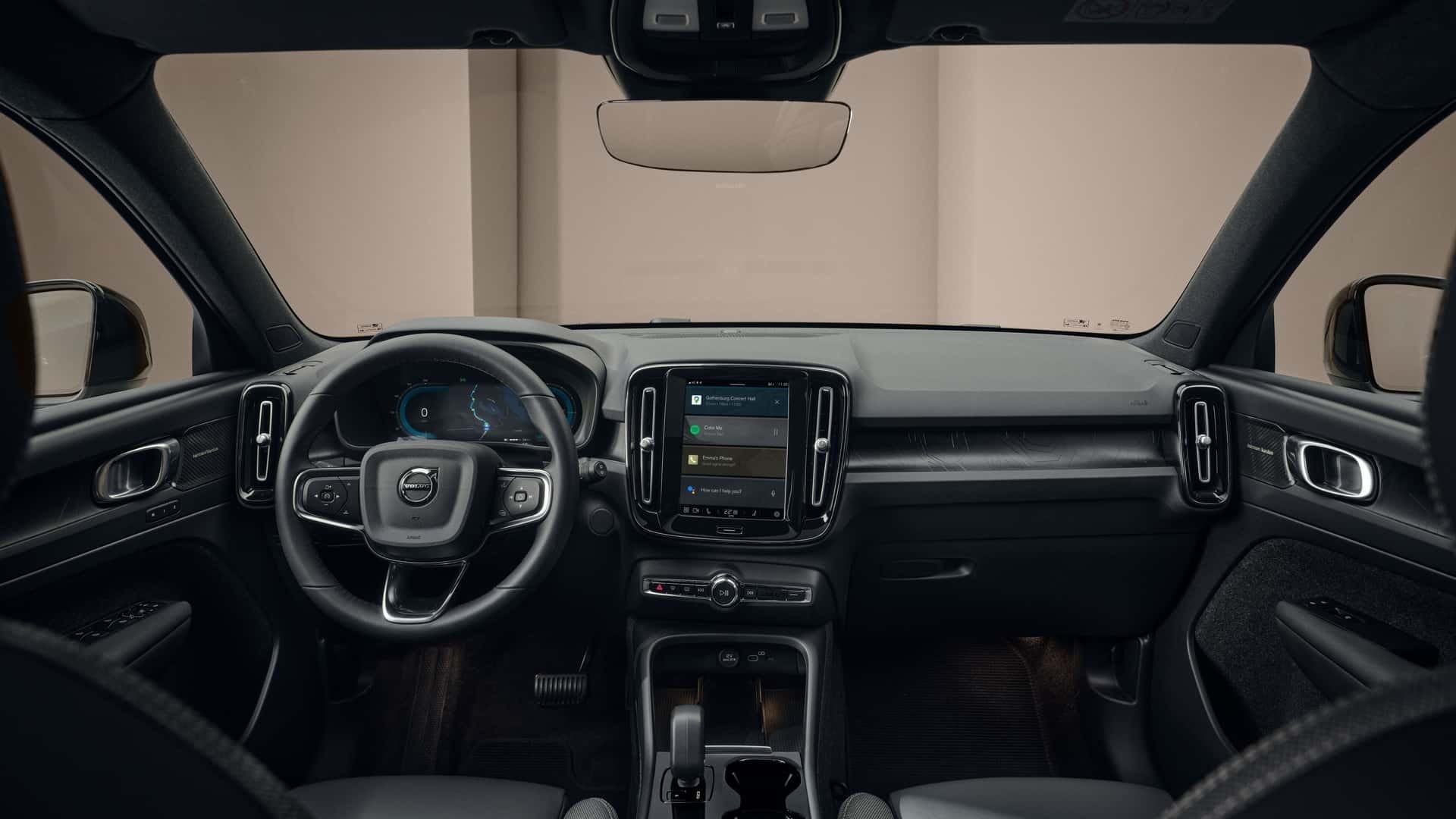 Vista del habitáculo, destacando volante y pantalla central.