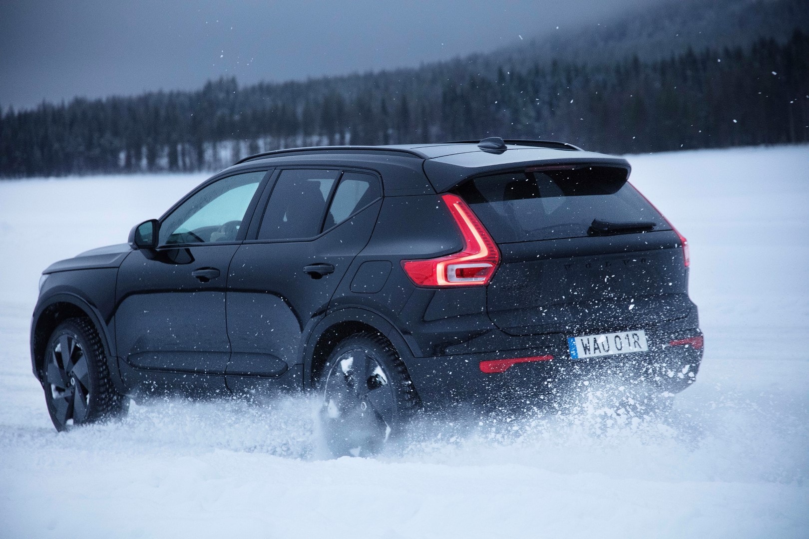 Trasera del Volvo EX40 eléctrico mostrando su capacidad en terreno nevado