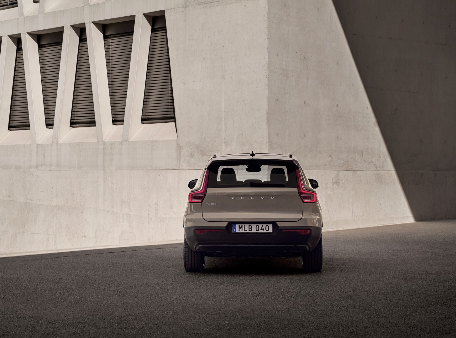 Vista trasera del Volvo EX40 eléctrico destacando su diseño de luces