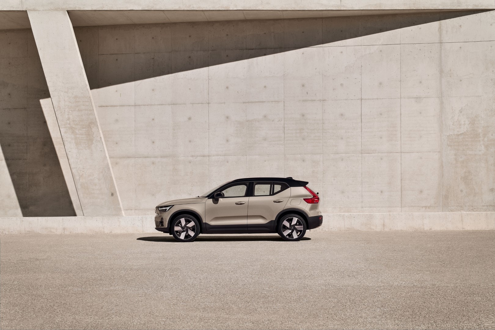 Perfil lateral del Volvo EX40 eléctrico, reflejando su estética contemporánea