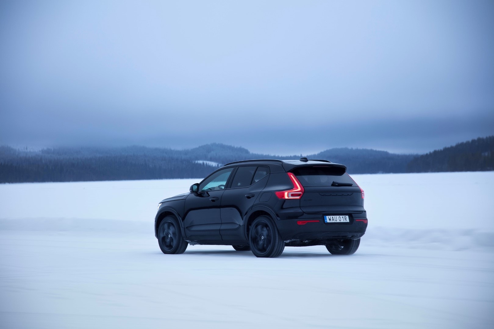 El Volvo EX40 eléctrico mostrando su silueta y porte en un entorno invernal.