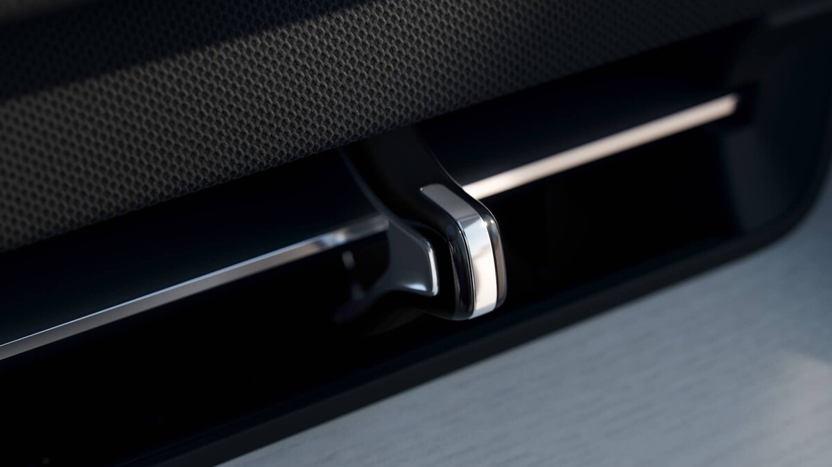 Primer plano de la salida de aire con acabados en elegante cromado. Primer plano de la salida de aire con acabados en elegante cromado.