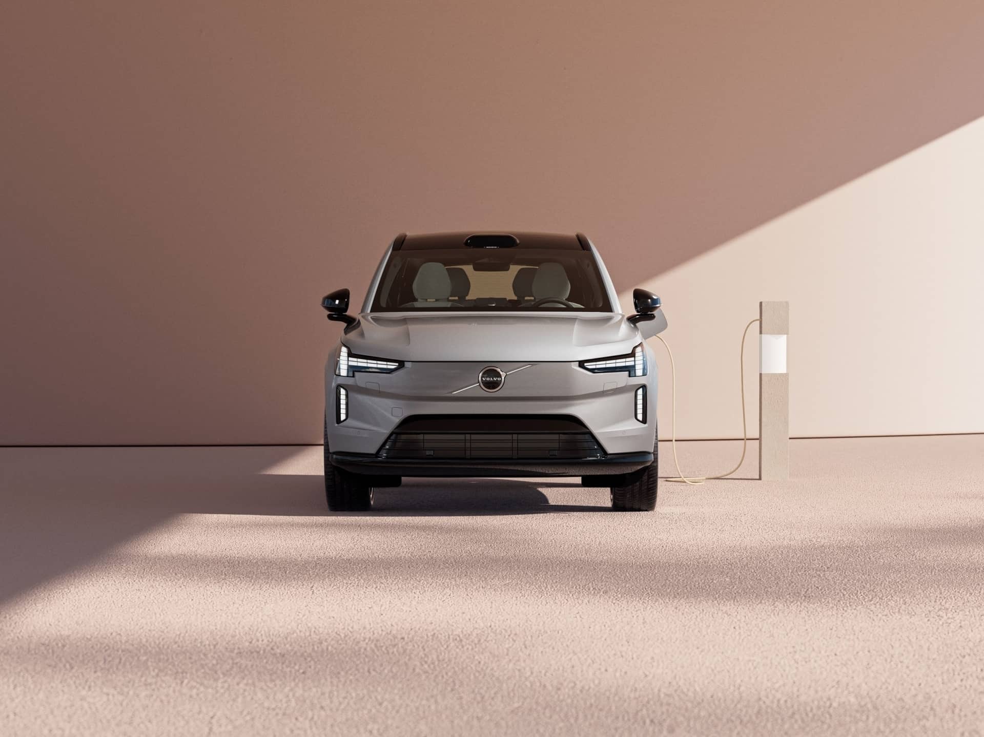 Volvo EX90 en estación de carga, representando la movilidad eléctrica.