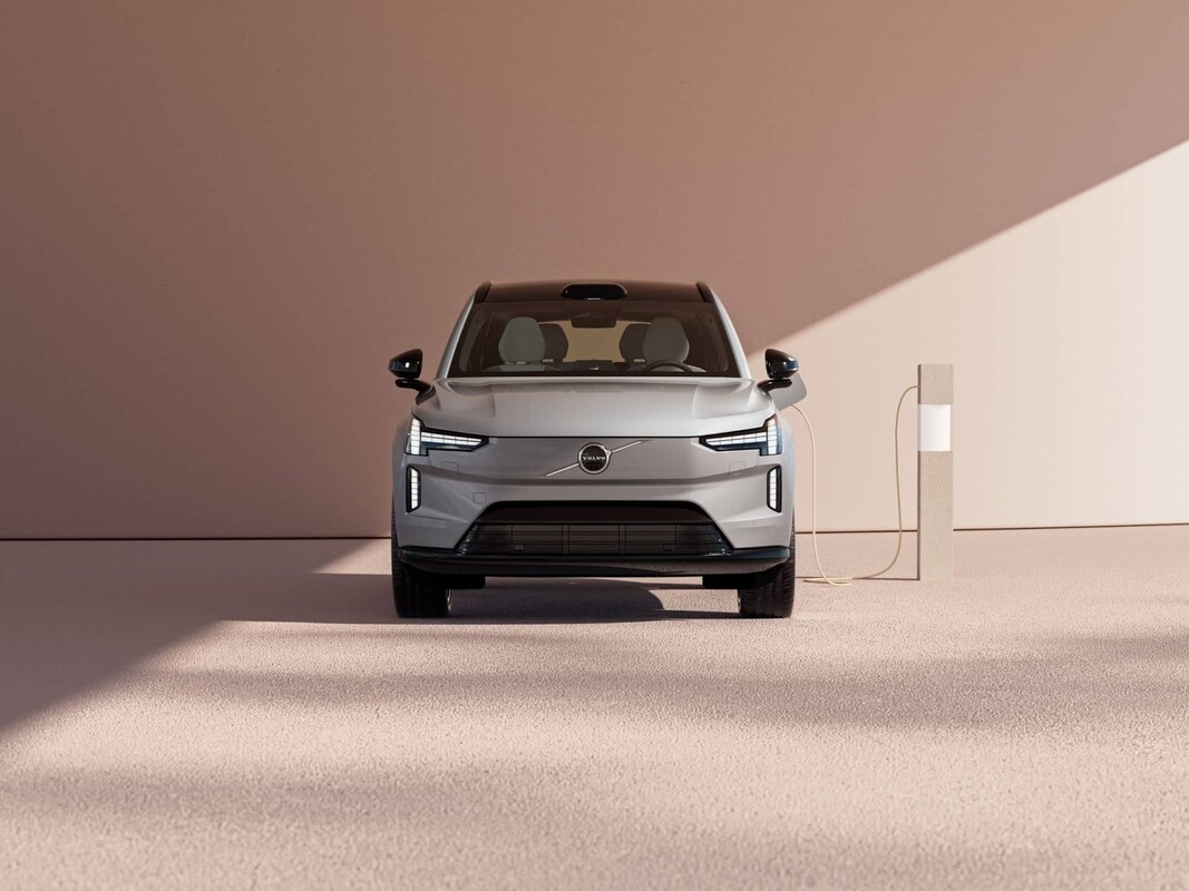 Volvo EX90 en estación de carga, representando la movilidad eléctrica. Volvo EX90 en estación de carga, representando la movilidad eléctrica.