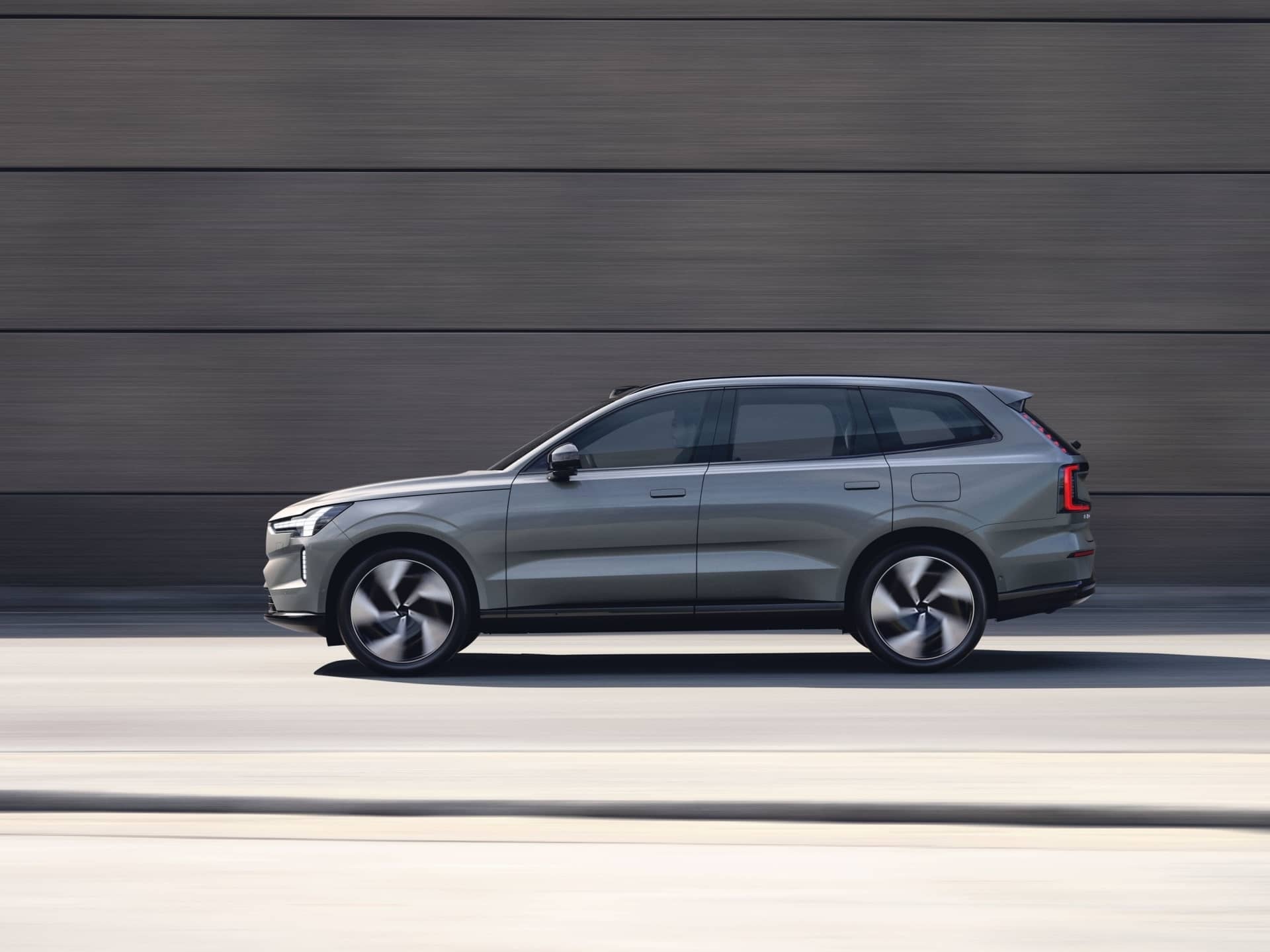 Vista lateral dinámica del Volvo EX90 en movimiento.